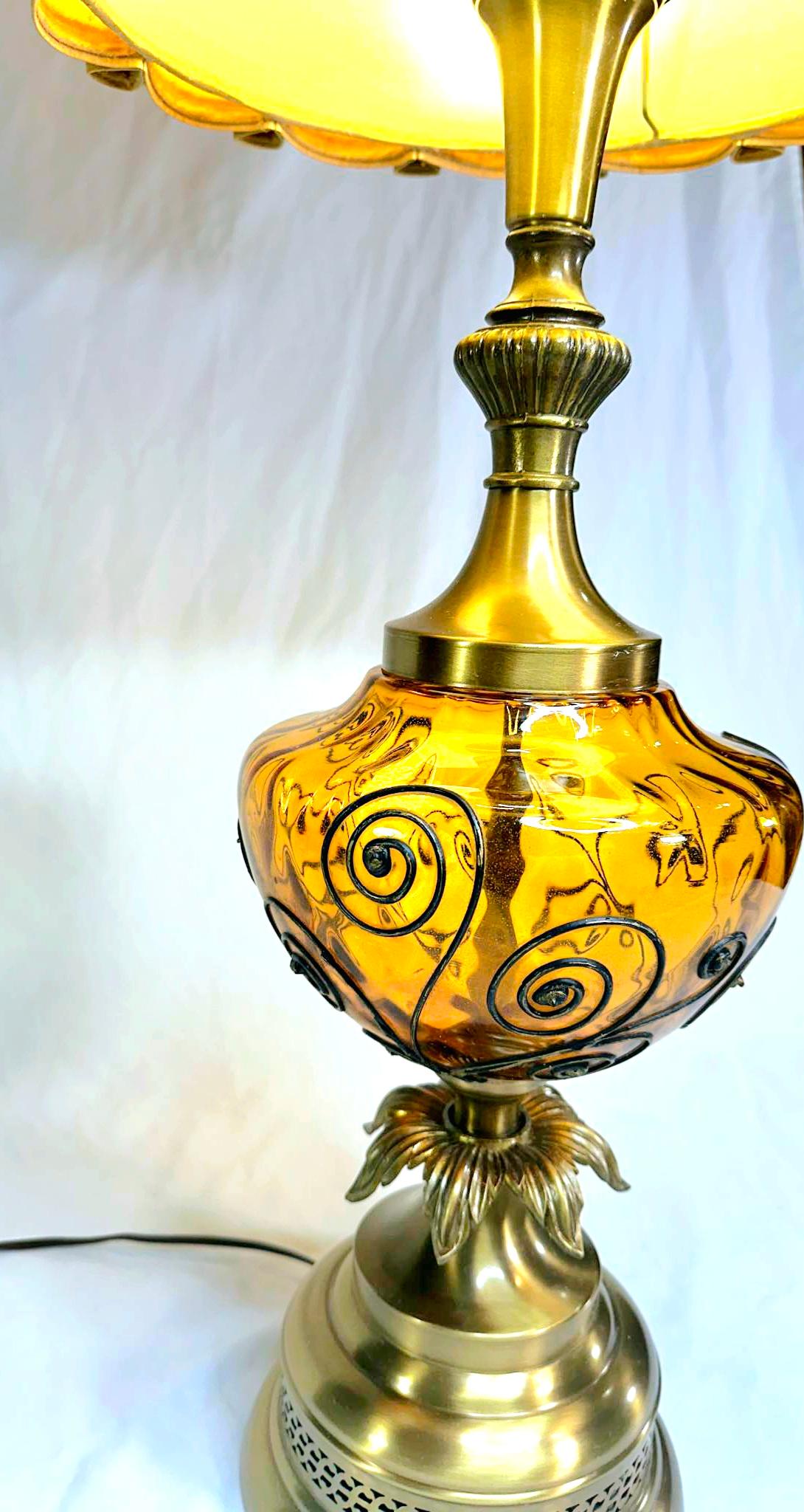 Laiton Monumentale lampe de table ananas ambrée avec abat-jour tambour d'origine  en vente