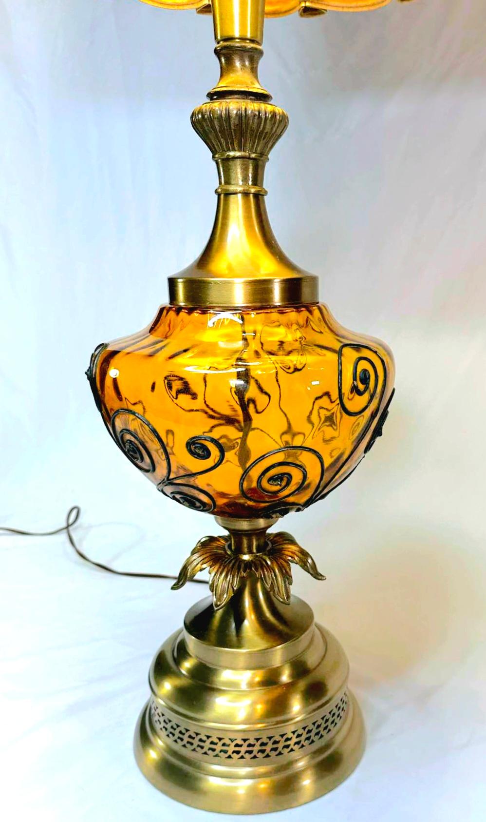 Monumentale lampe de table ananas ambrée avec abat-jour tambour d'origine  en vente 1