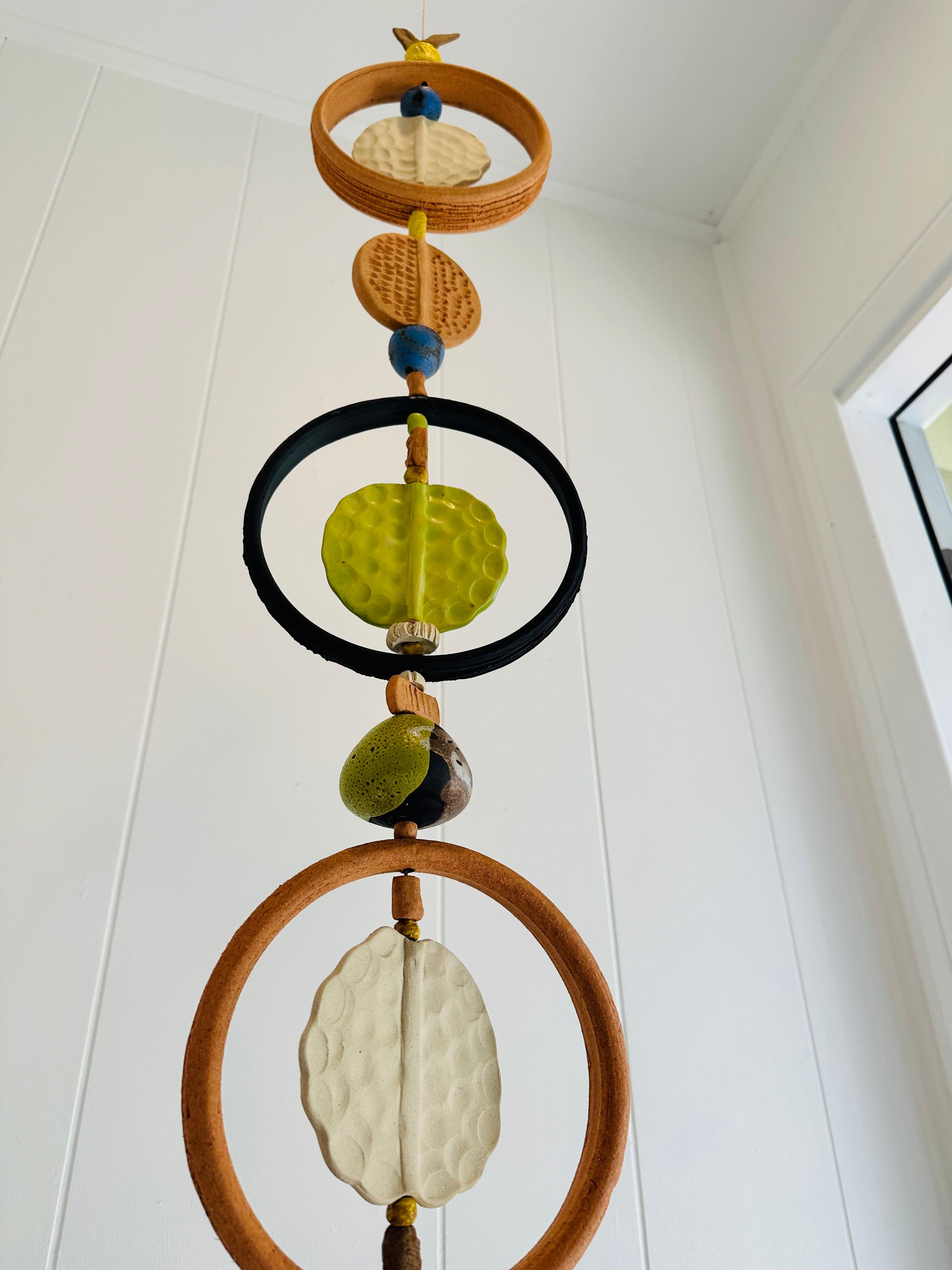 Wunderschöne modernistische architektonische hängende Keramikskulptur der amerikanischen Künstlerin Brenda Williams. Bekannt für ihre Kunstfertigkeit mit Cabat-ähnlichen Fühlern, Totems, Tieren und Skulpturen, formen Brendas einzigartige