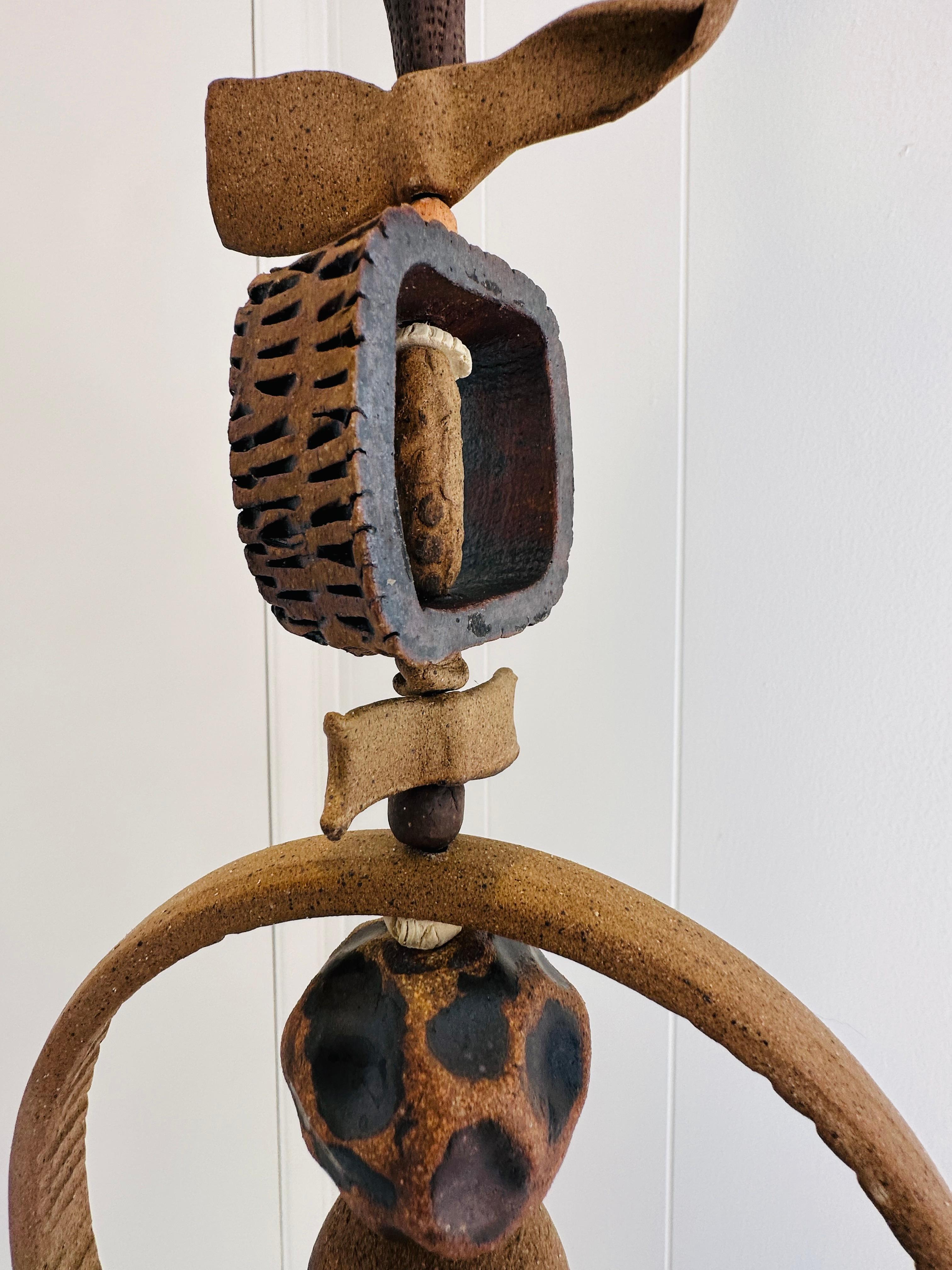 Monumentale kinetische Hängeskulptur aus Keramik, handgefertigt von Brenda Williams (amerikanisch) im Angebot