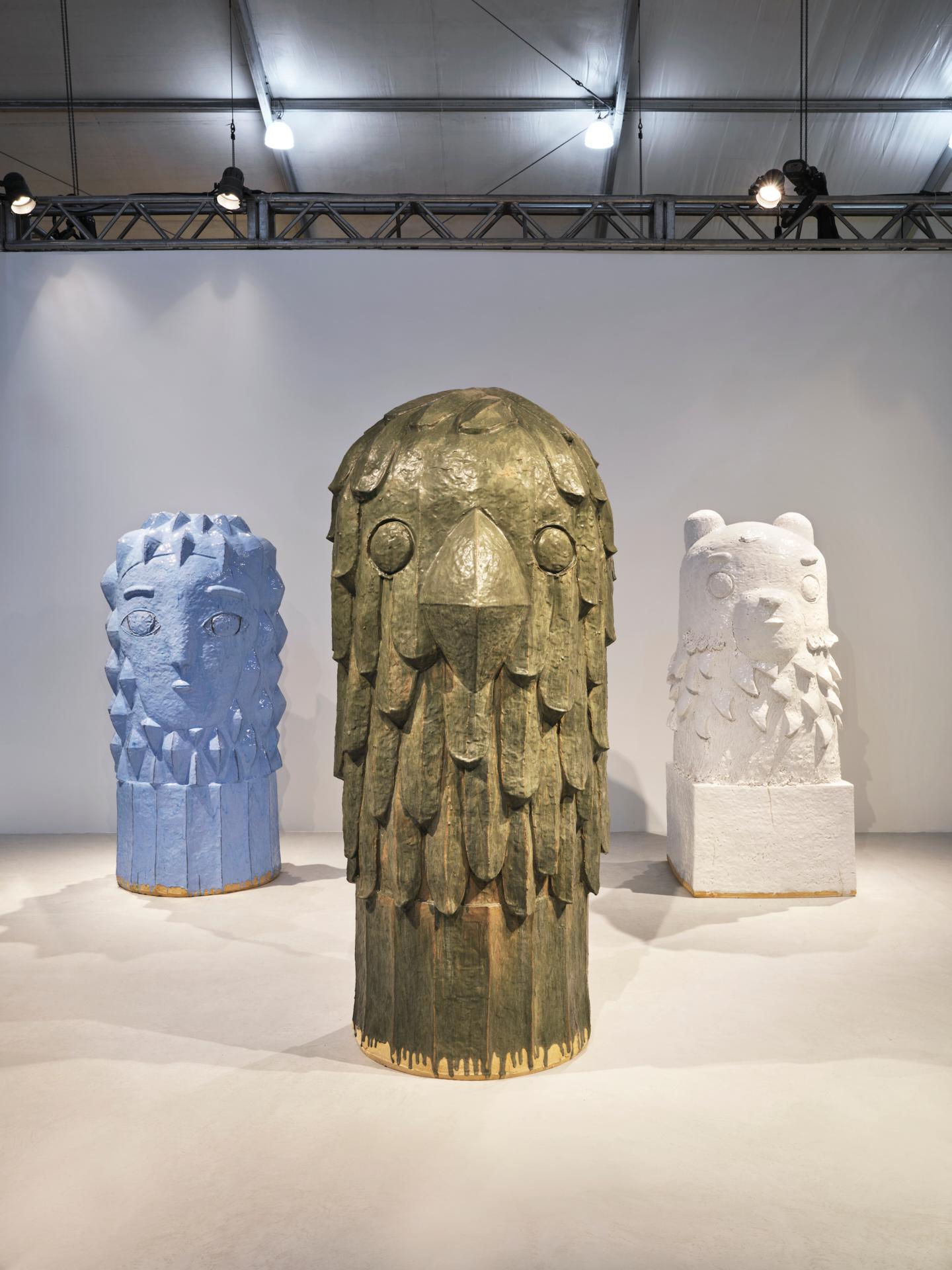 Monumentale Keramikskulptur mit dem Titel 