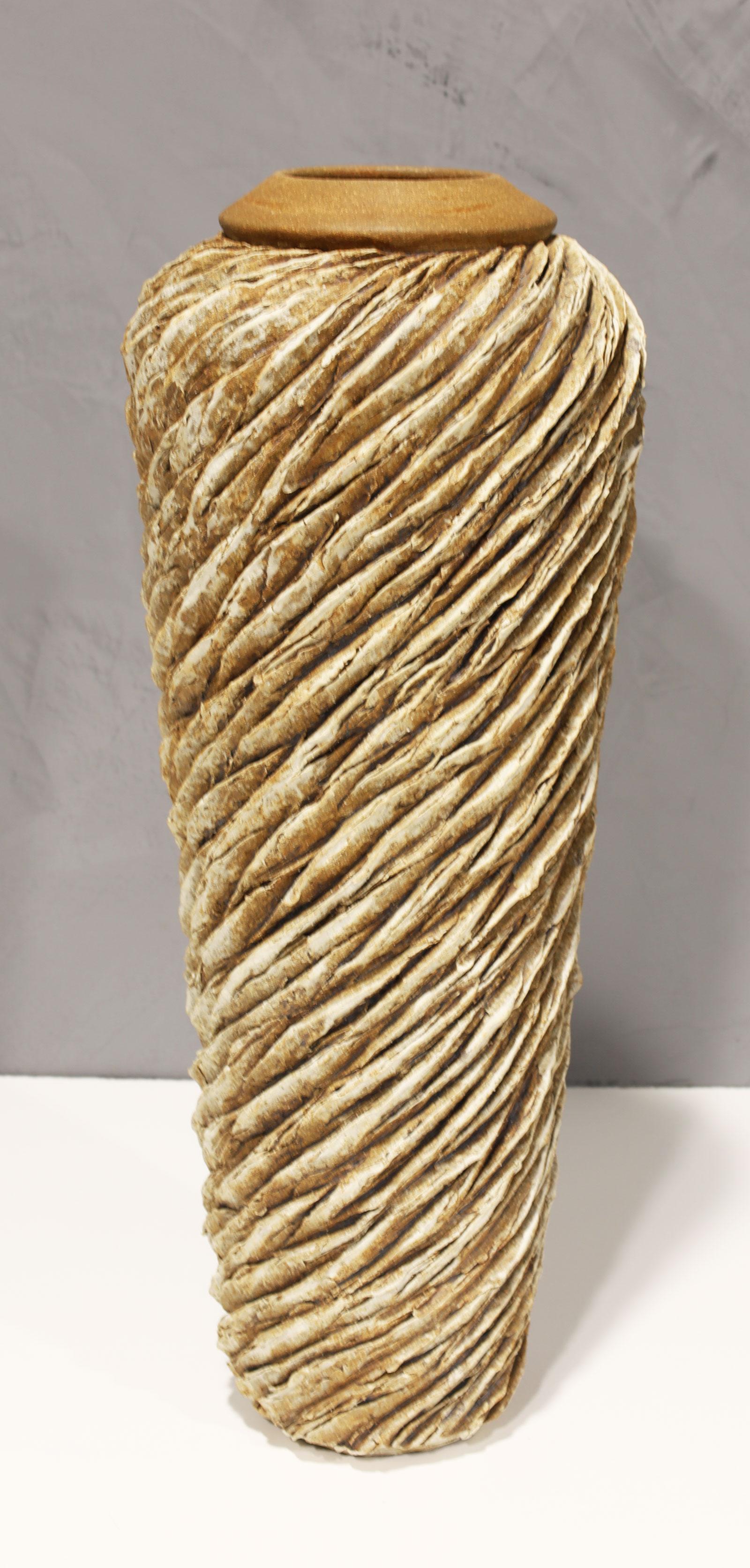Sculpture en céramique sculptée de grande taille créée par Anne Goldman, en Californie. Récipient en forme de vase à large épaule en grès sculpté et percé, façonné à la roue, décoré d'engobe de porcelaine et de fer. Très lourd.

Extrait de la