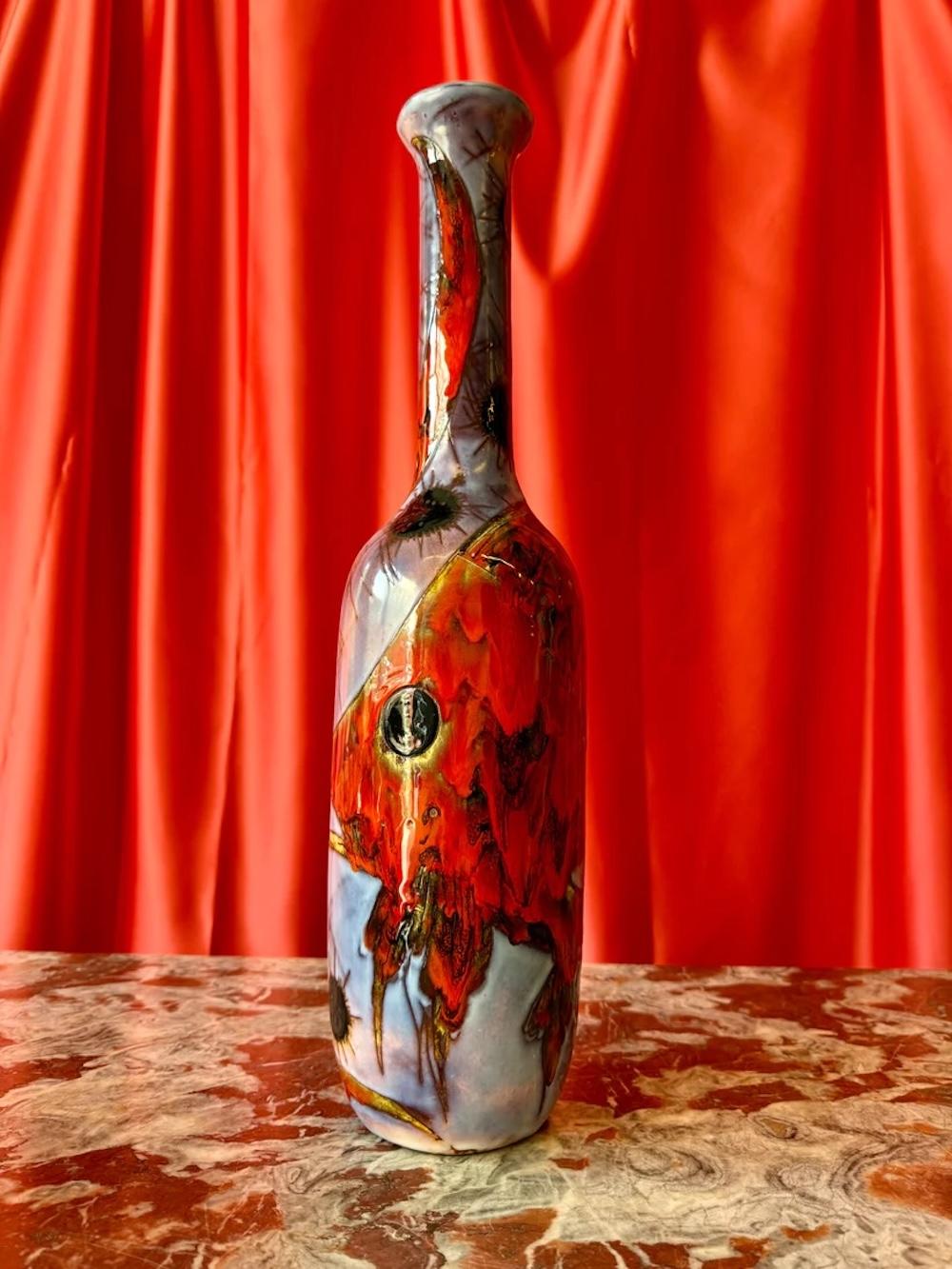 Origine
Vallauris, Francia, circa anni '1980

I materiali
Ceramica smaltata dipinta a mano

Condizione
Condizioni vintage molto buone, in linea con l'età.

Un sorprendente vaso alto in ceramica di Monique Brunner, realizzato a Vallauris, il famoso