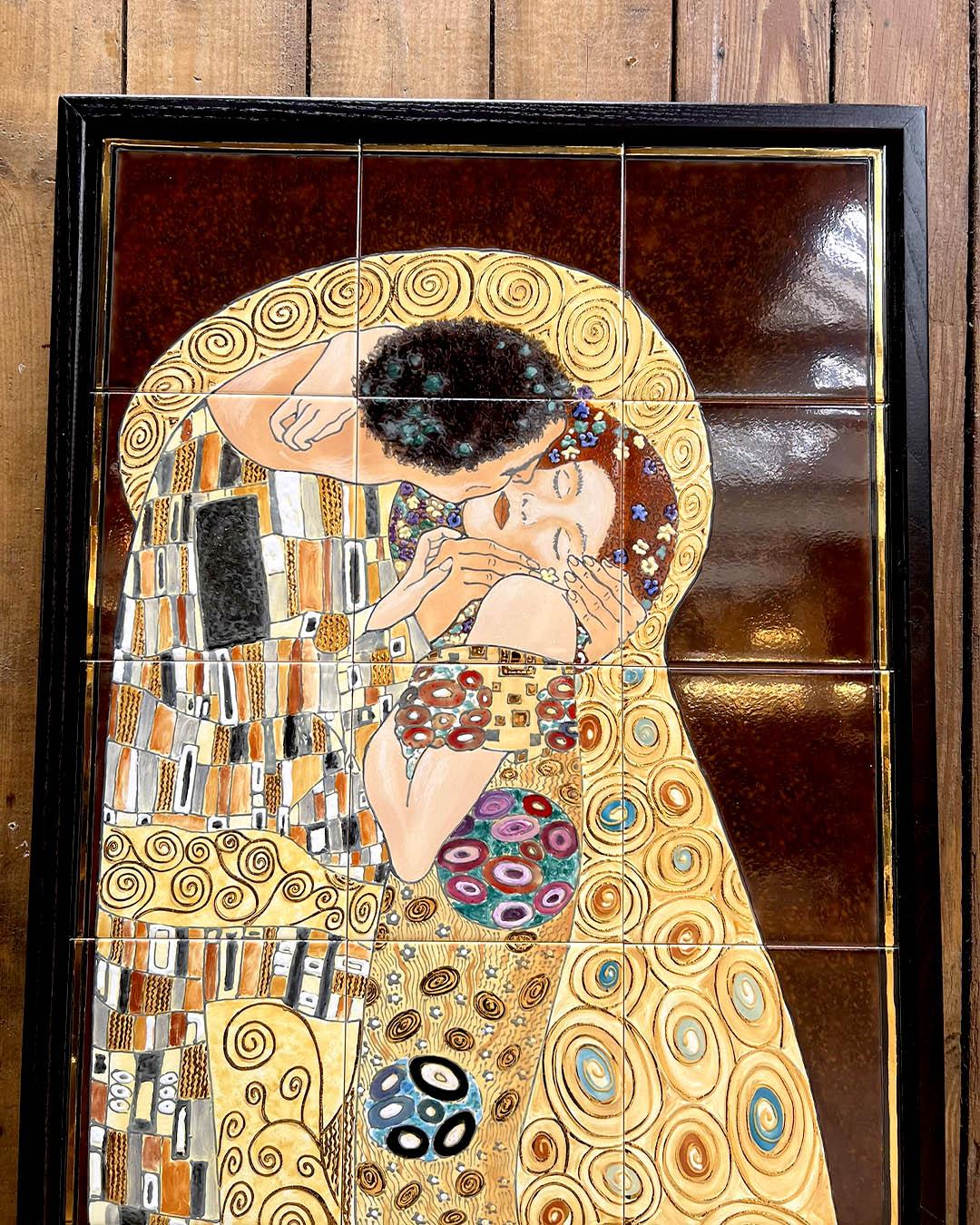 Panneau mural monumental en céramique d'après Le Baiser de Gustav Klimt, avec détails en or 24k - Signé par P. Coquignet

Superbe composition murale en céramique inspirée de l'œuvre emblématique Le Baiser de Gustav Klimt, magistralement peinte à la