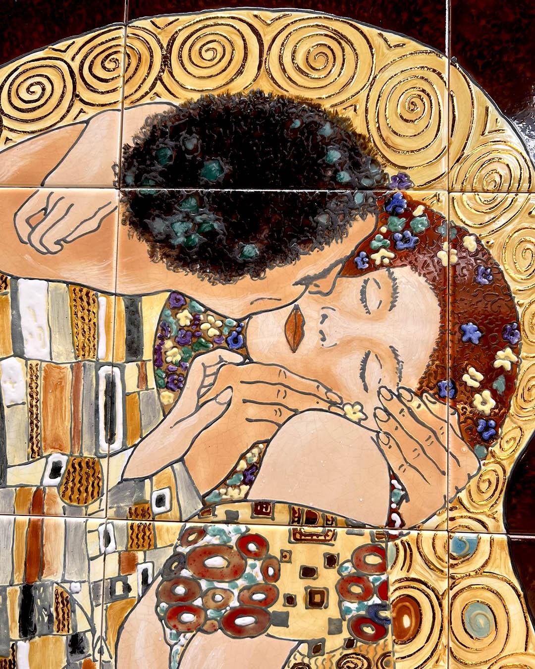 XXIe siècle et contemporain Panneau mural monumental en céramique d'après Le Baiser de Gustav Klimt, avec détails en or 24k en vente