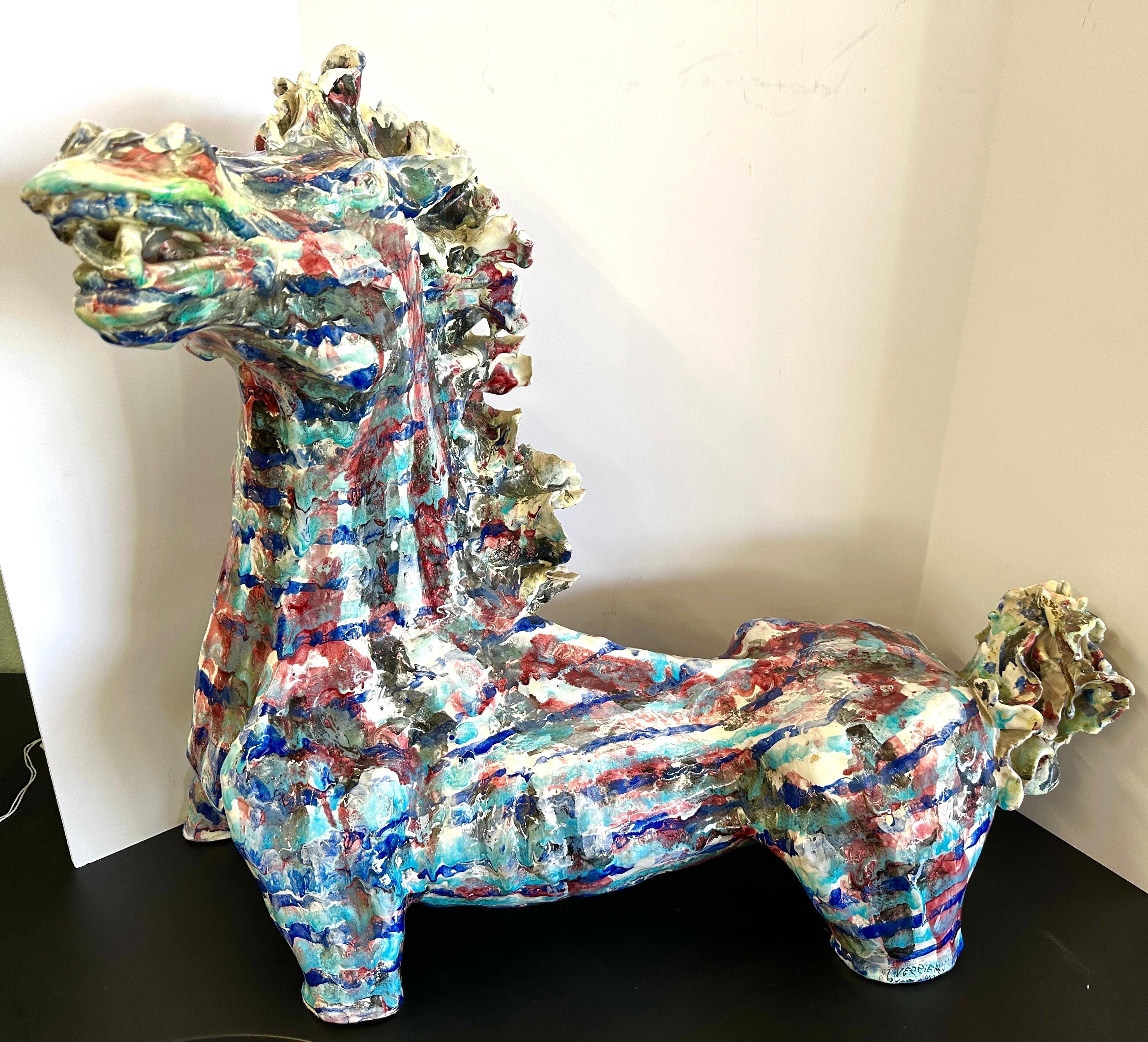Un magnífico caballo monumental de cerámica de la fábrica Guerrieri Cermic de Murano, Italia.  La pieza es caprichosa y encantadora a la vez que imponente, como puedes ver en nuestra galería sobre un aparador de 2,5 metros de Massimo Morrozzi. En
