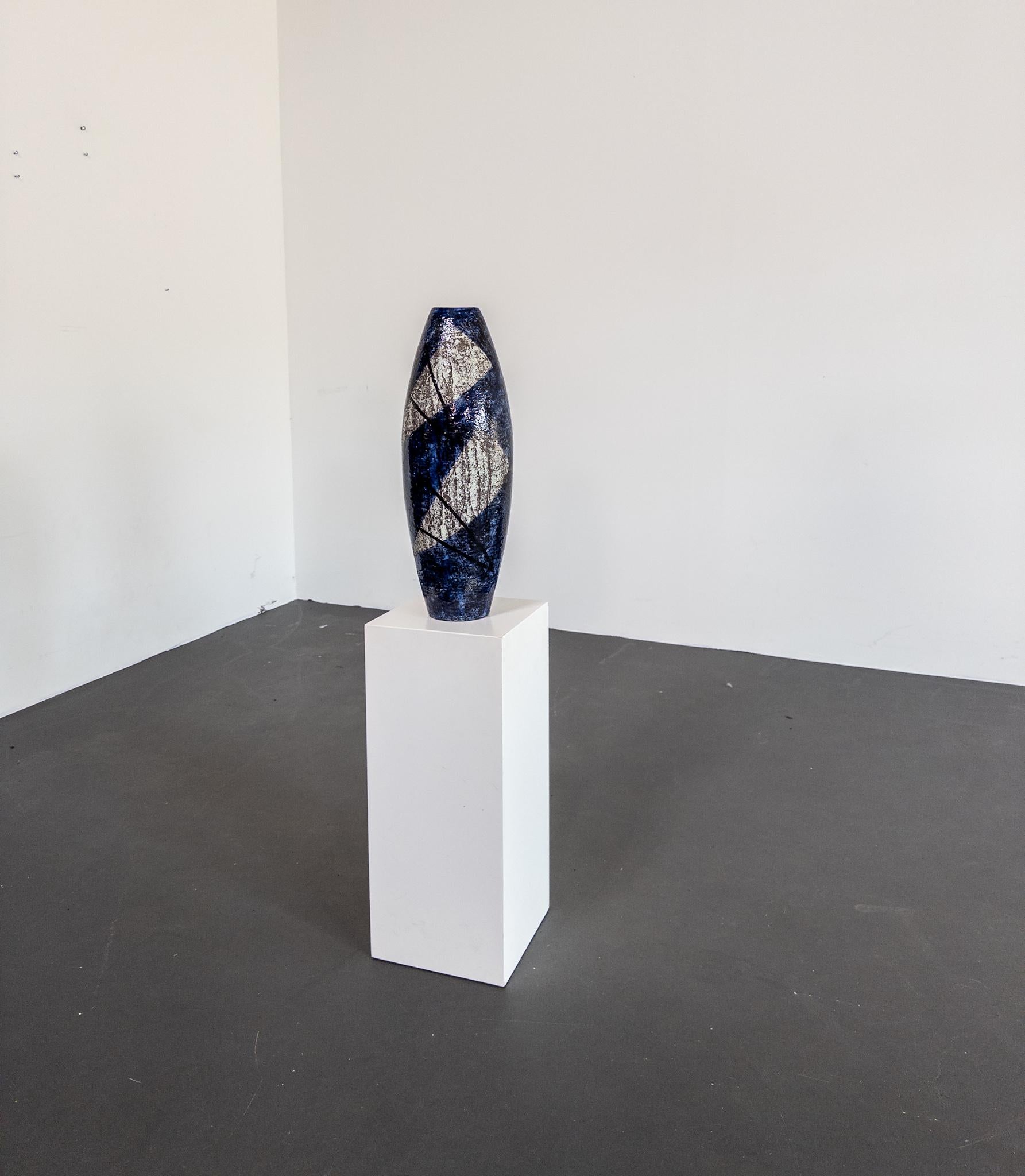 Un vaso da terra straordinariamente scultoreo e raro, disegnato dalla famosa ceramista svedese Ingrid Atterberg per Upsala Ekeby nel 1957. Questo pezzo, numero di modello 2306, fa parte della celebre serie 