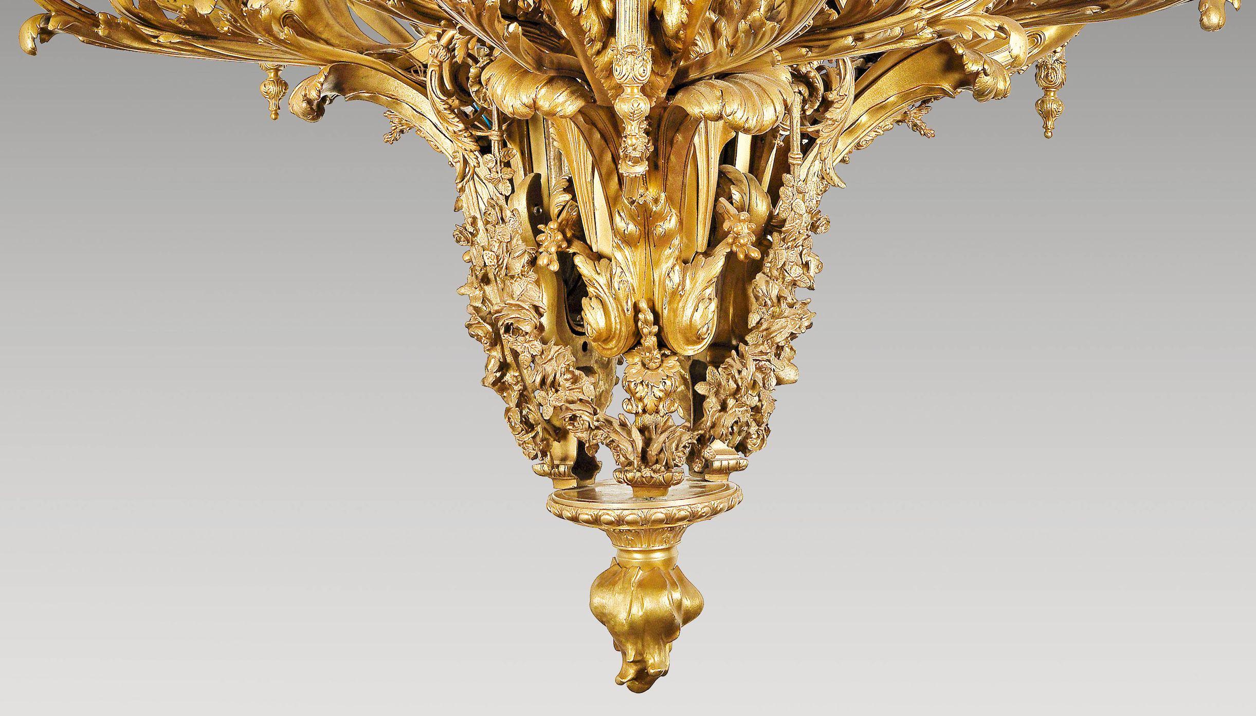 Bronzo finemente cesellato e dorato. Montato a 39 fiamme elettriche, struttura in bronzo con rami principali a forma di corona in due fasi, ogni ramo principale è composto da donne sirena completamente in plastica che si fronteggiano, ognuna delle