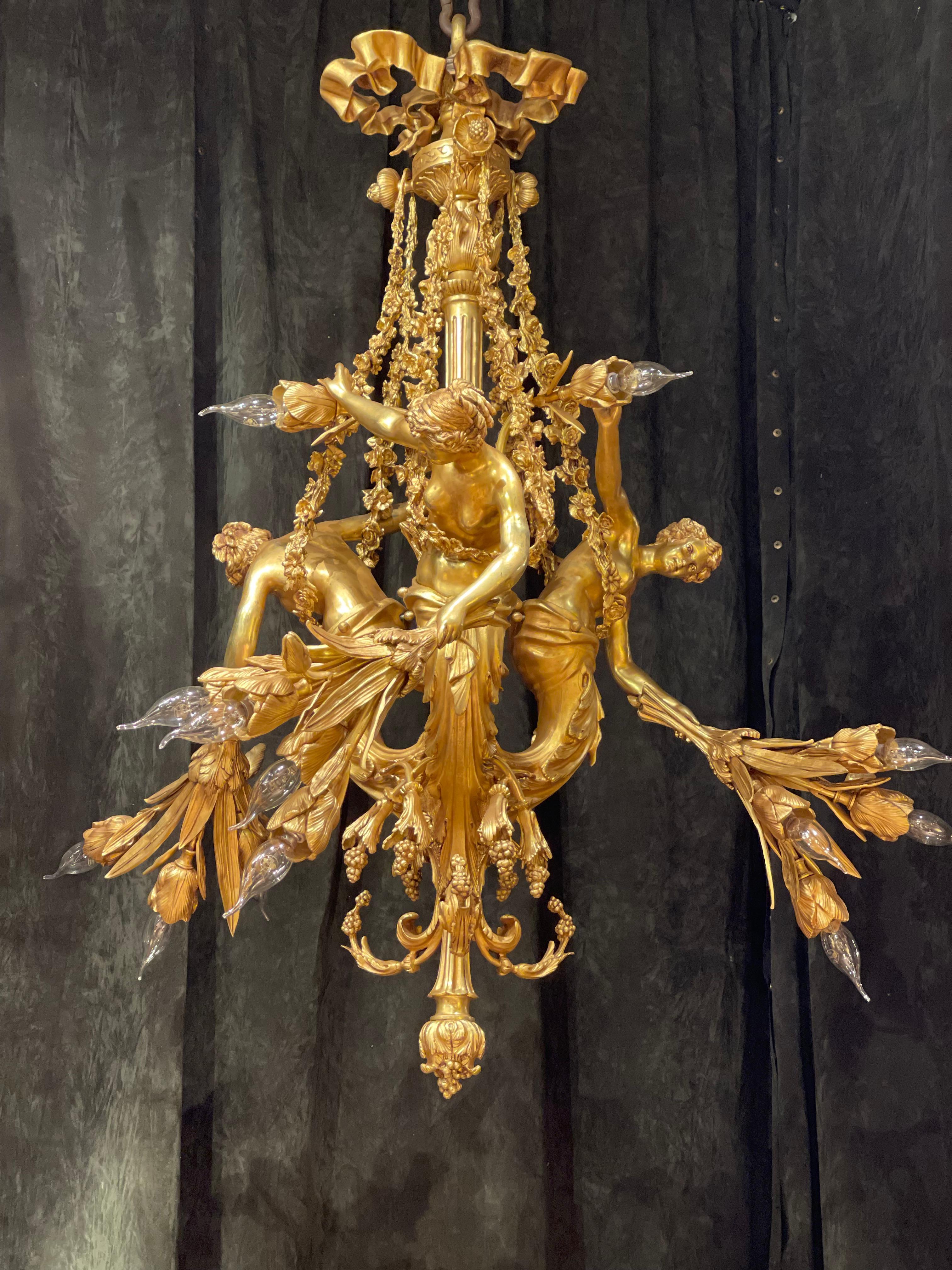 Monumental chandelier in Louis XVI style, solid bronze, gilt, unique
Finely chased and gilded bronze. Extremely rare and decorative chandelier made of solid bronze fire-gilded. Body flanked by three ladies holding a bunch of flowers in the form of