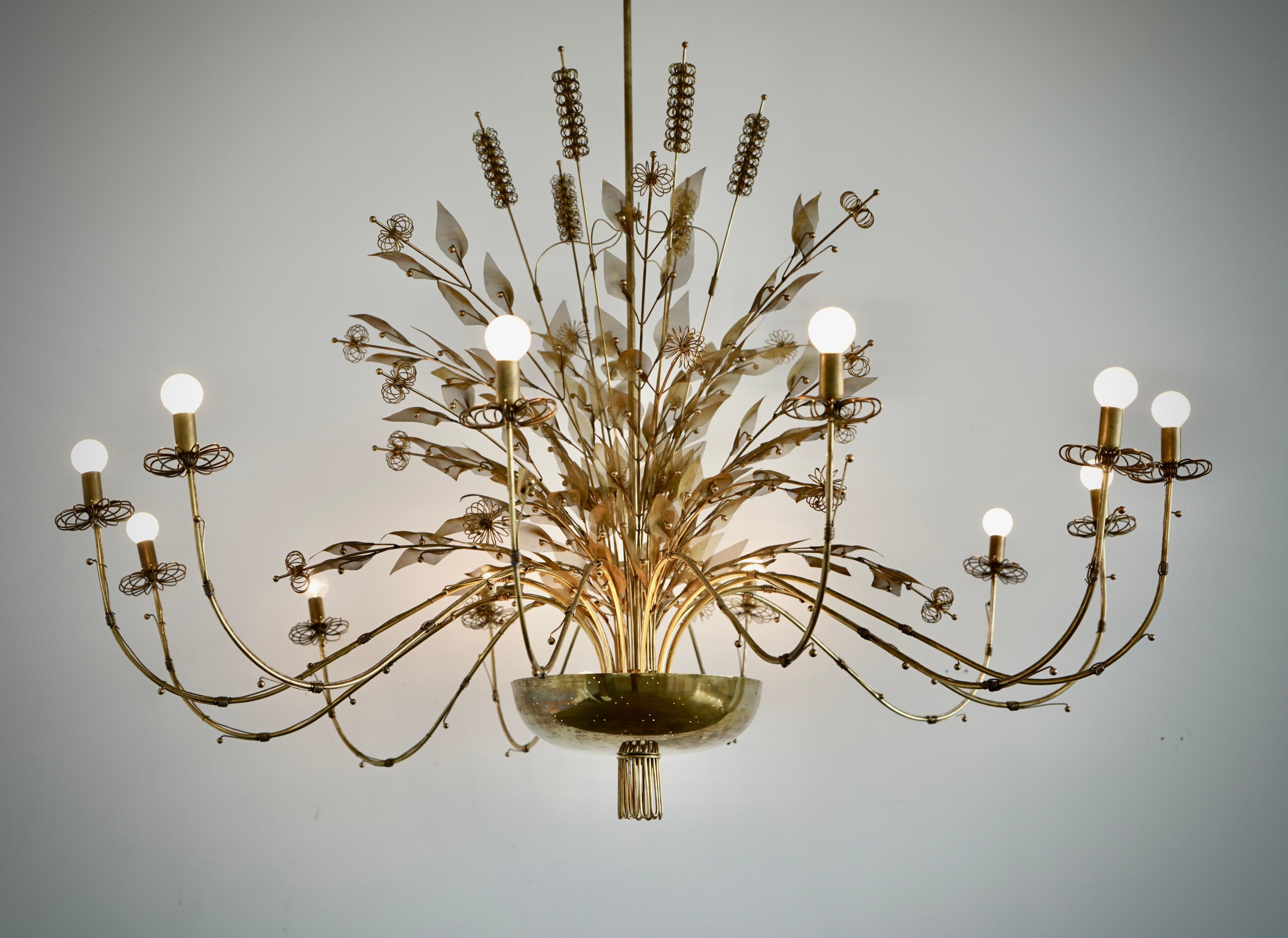 Monumental chandelier Paavo Tynell Attributed.
Light fixture with 12 arms and rich brass mesh and wire decor, typical of Paavo Tynell design.
12 lights with candelabra sockets and 4 lights with Edison type sockets.
Can be used with or without lamp
