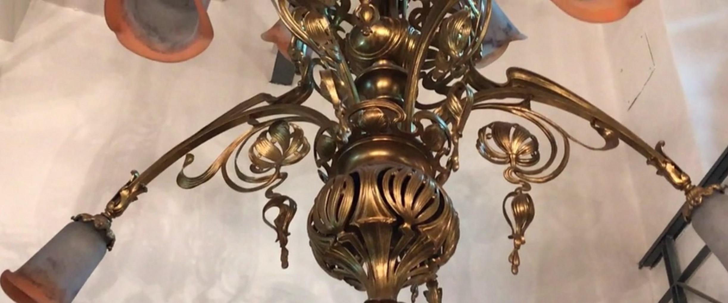 Français Lustre monumental en verre Art Nouveau de Daum Nancy attribué à Louis majorelle en vente