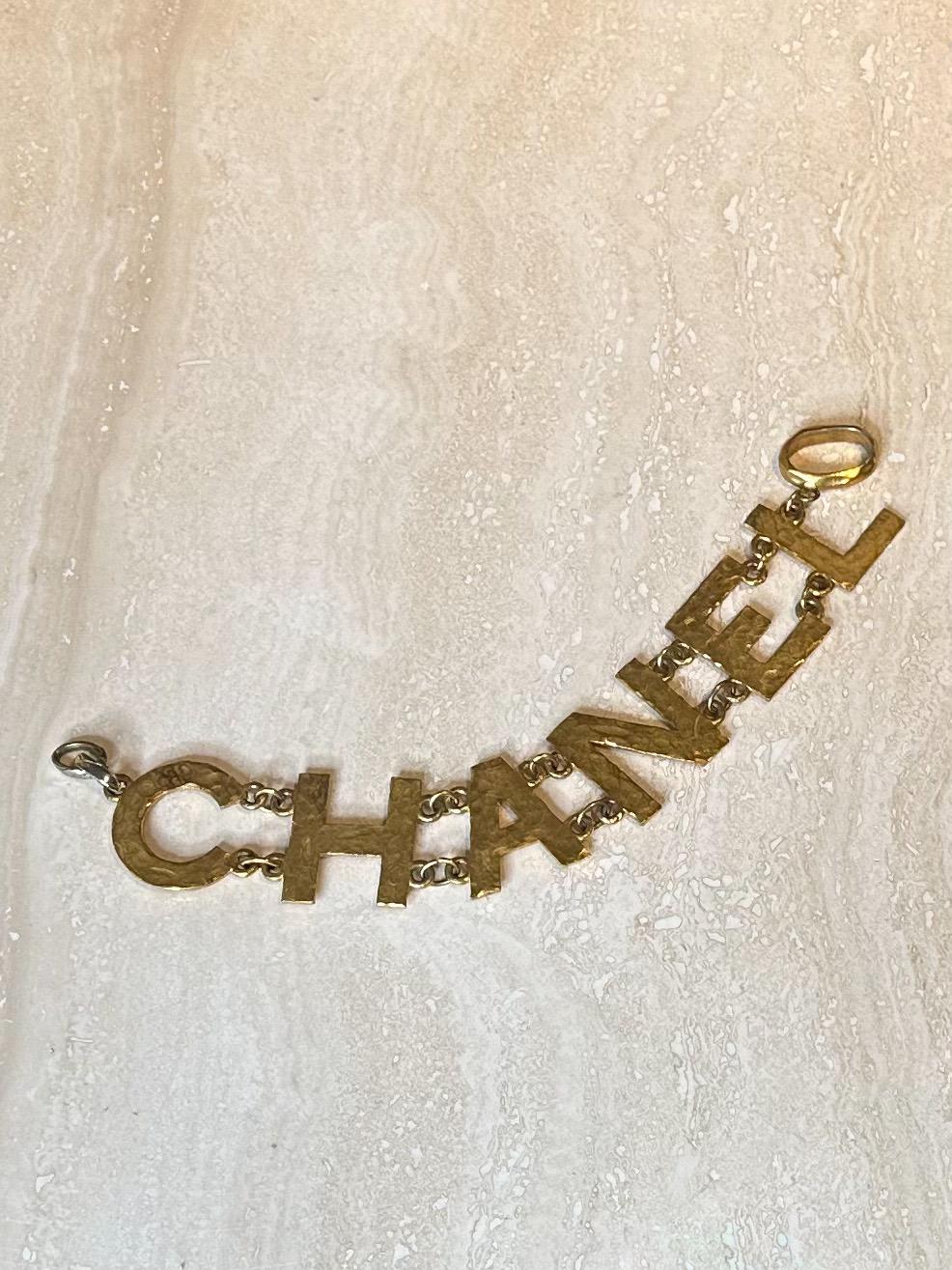 El cinturón con cadena y logotipo de Chanel es un accesorio atemporal y lujoso que combina la elegancia chic de la marca Chanel con el atrevido atractivo de un cinturón con cadena. Este cinturón puede sujetarse a la parte delantera de una falda. 