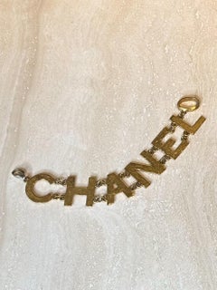 Fibbia monumentale con logo Chanel