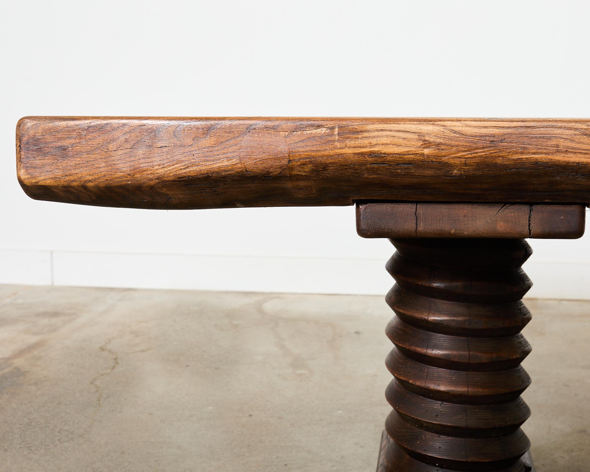 Table de salle à manger monumentale en chêne français attribuée à Charles Dudouyt en vente 4