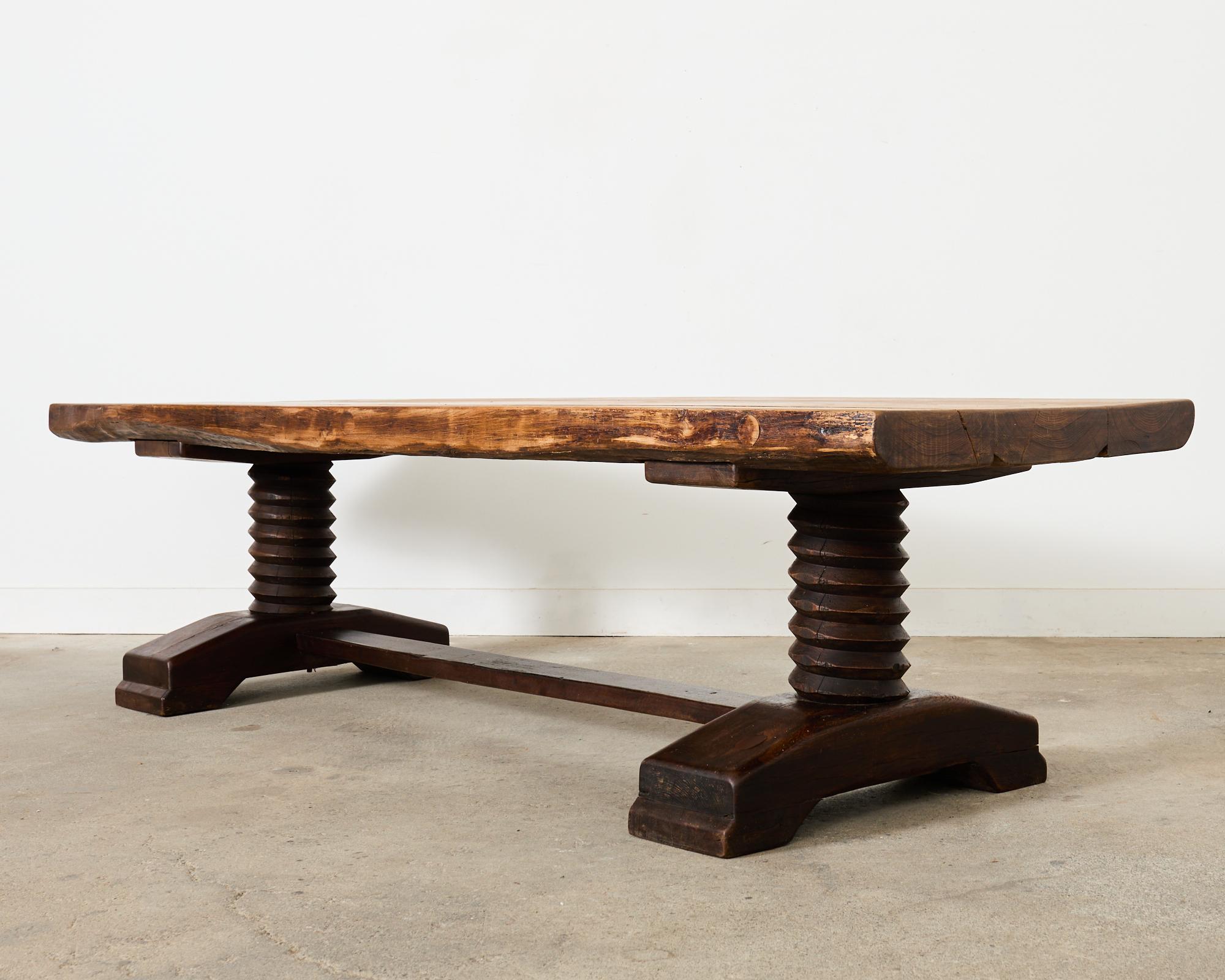 Table de salle à manger monumentale en chêne français attribuée à Charles Dudouyt en vente 8