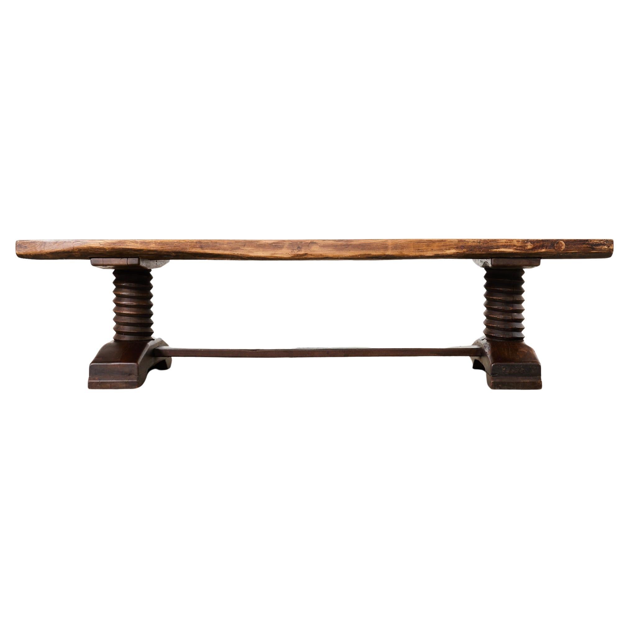 Table de salle à manger monumentale en chêne français attribuée à Charles Dudouyt en vente