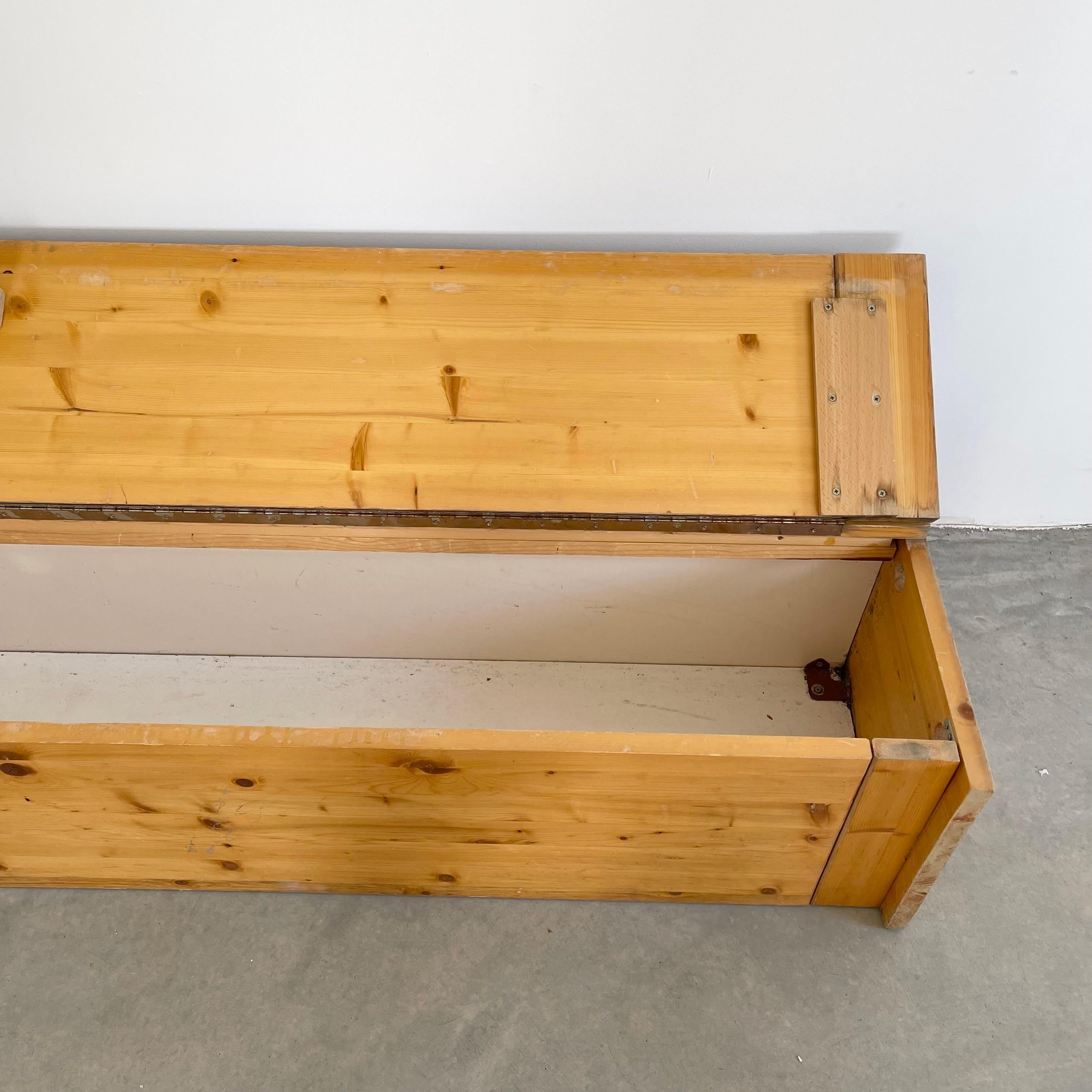 Monumental Charlotte Perriand Pine Storage Bench for Les Arcs, 1960s For Sale 5