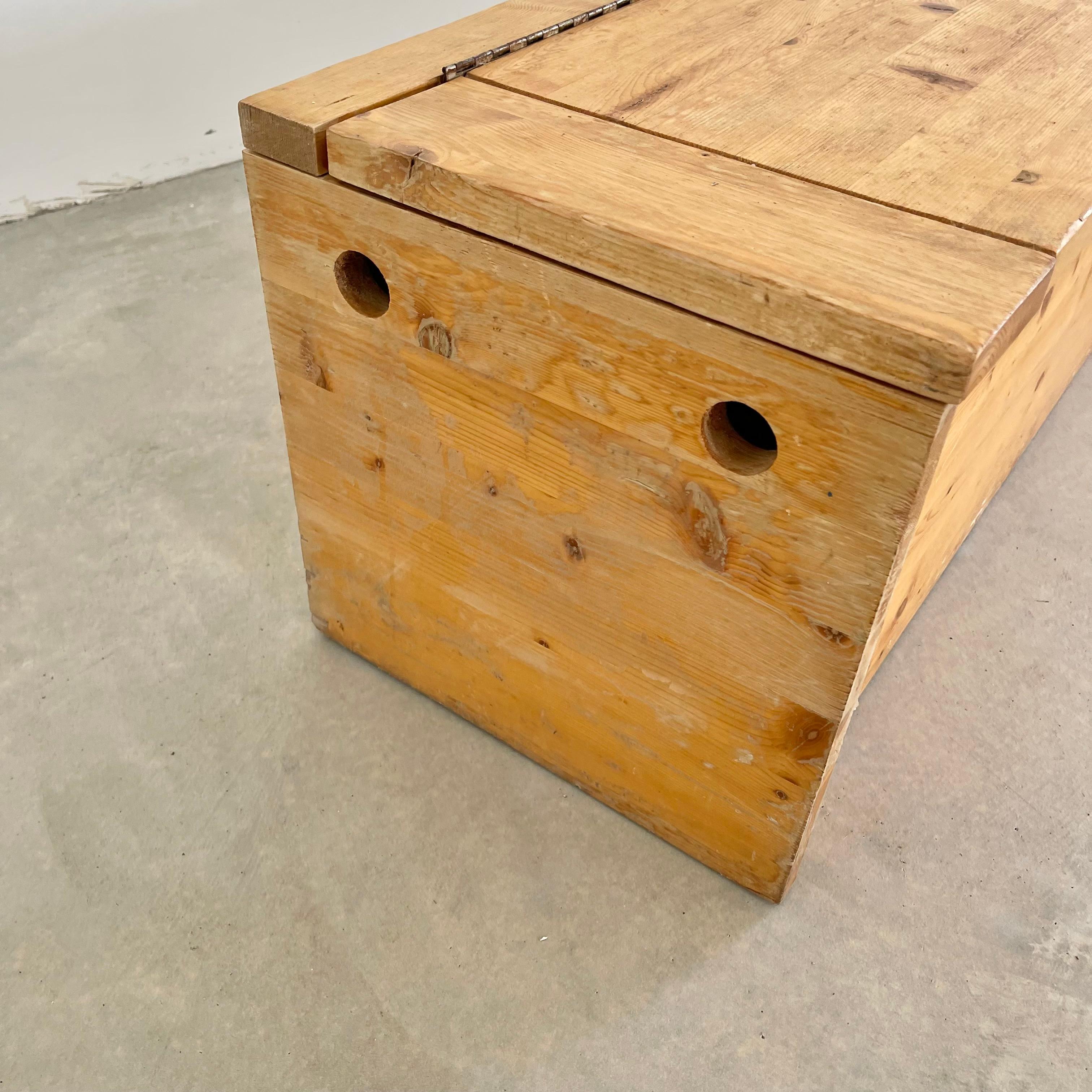 Monumental Charlotte Perriand Pine Storage Bench for Les Arcs, 1960s For Sale 8