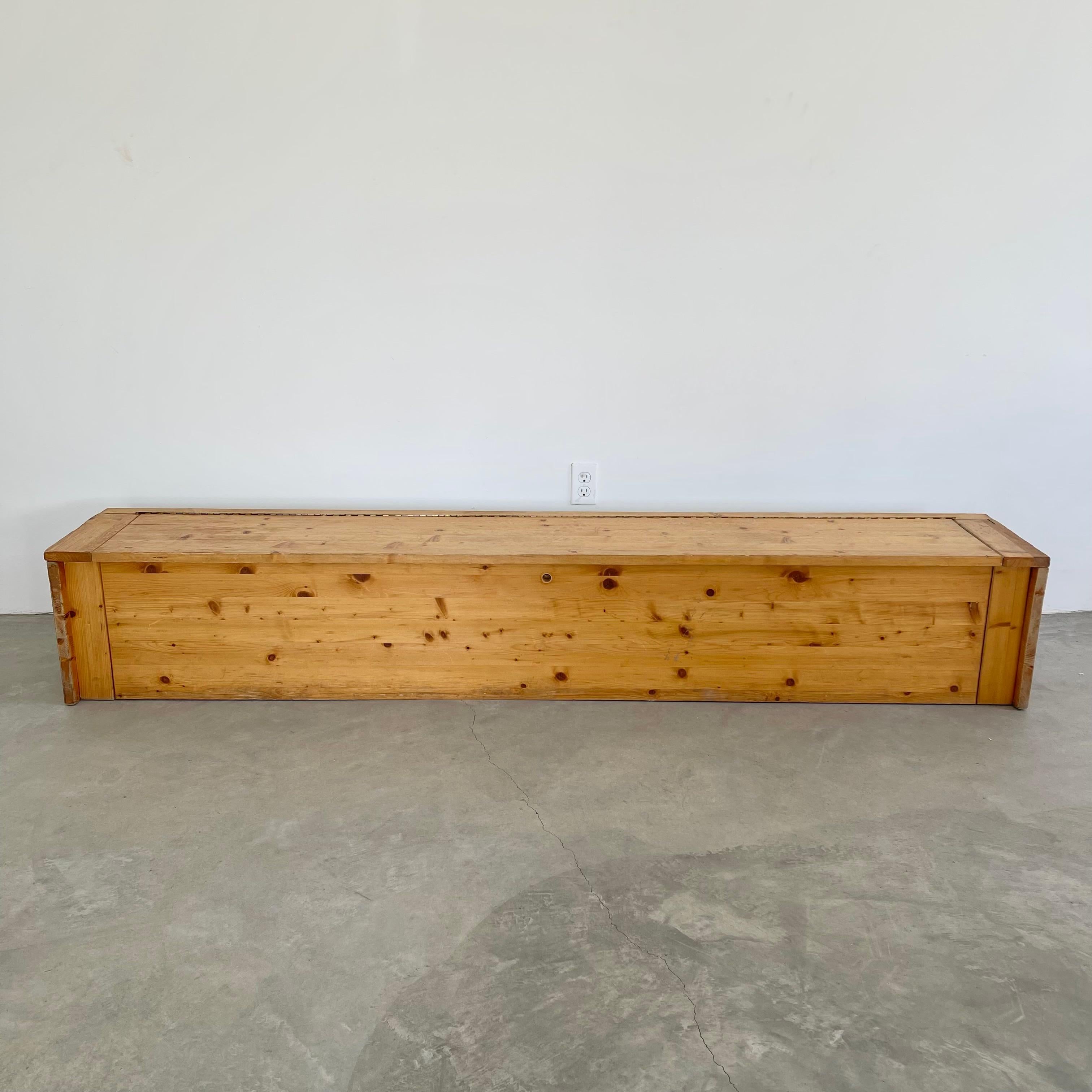 Monumental Charlotte Perriand Pine Storage Bench for Les Arcs, 1960s For Sale 13