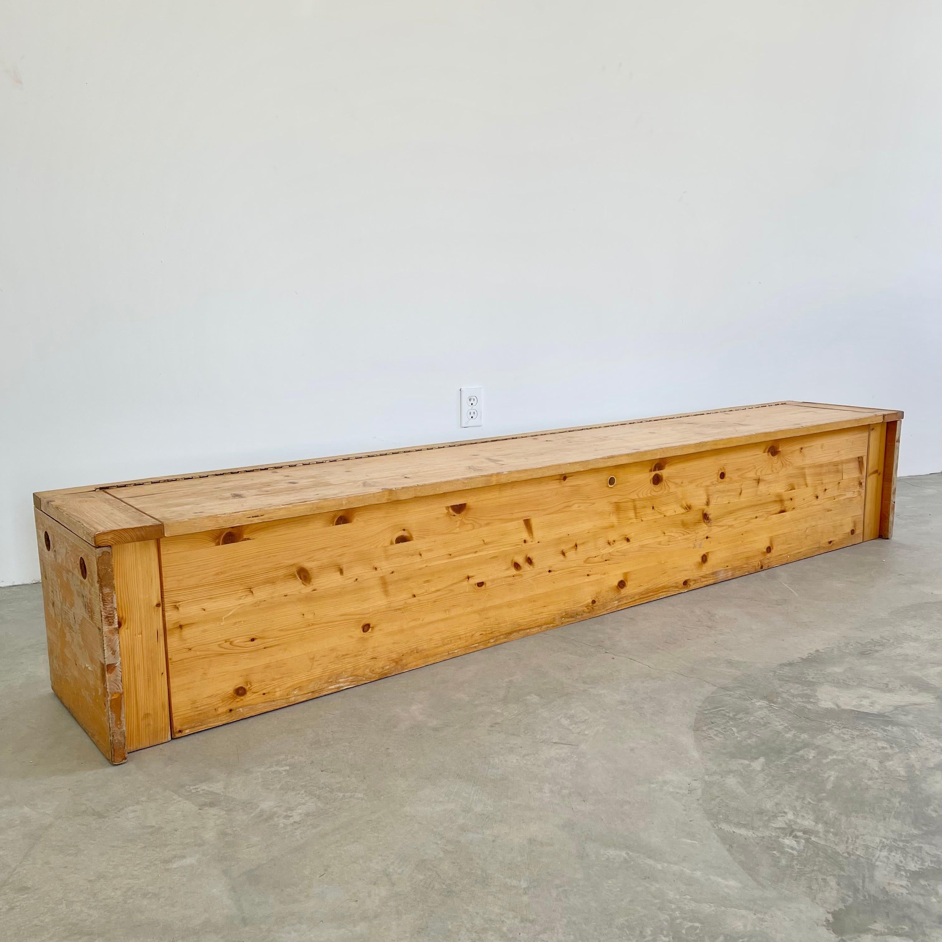 Monumental Charlotte Perriand Pine Storage Bench for Les Arcs, 1960s For Sale 1