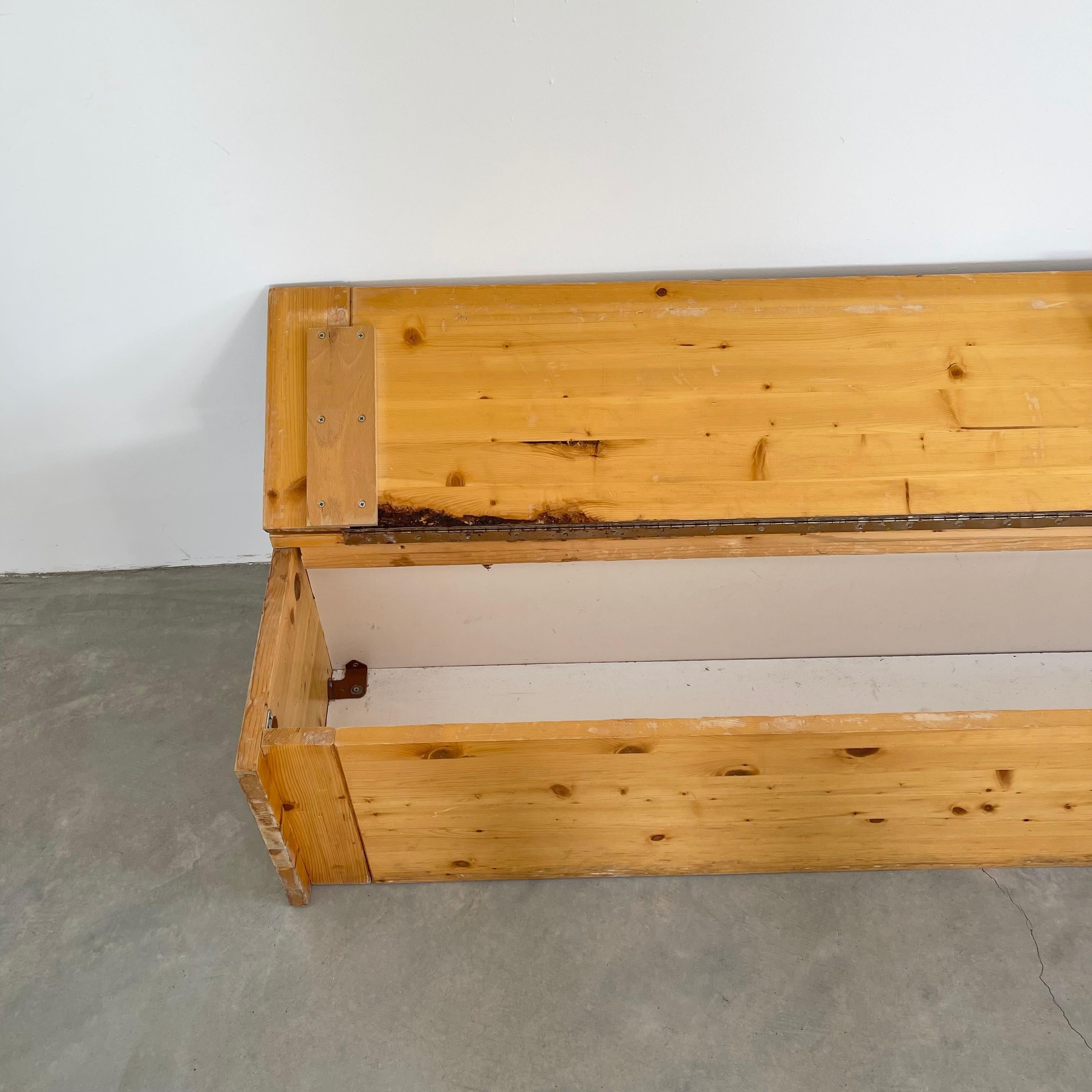 Monumental Charlotte Perriand Pine Storage Bench for Les Arcs, 1960s For Sale 3