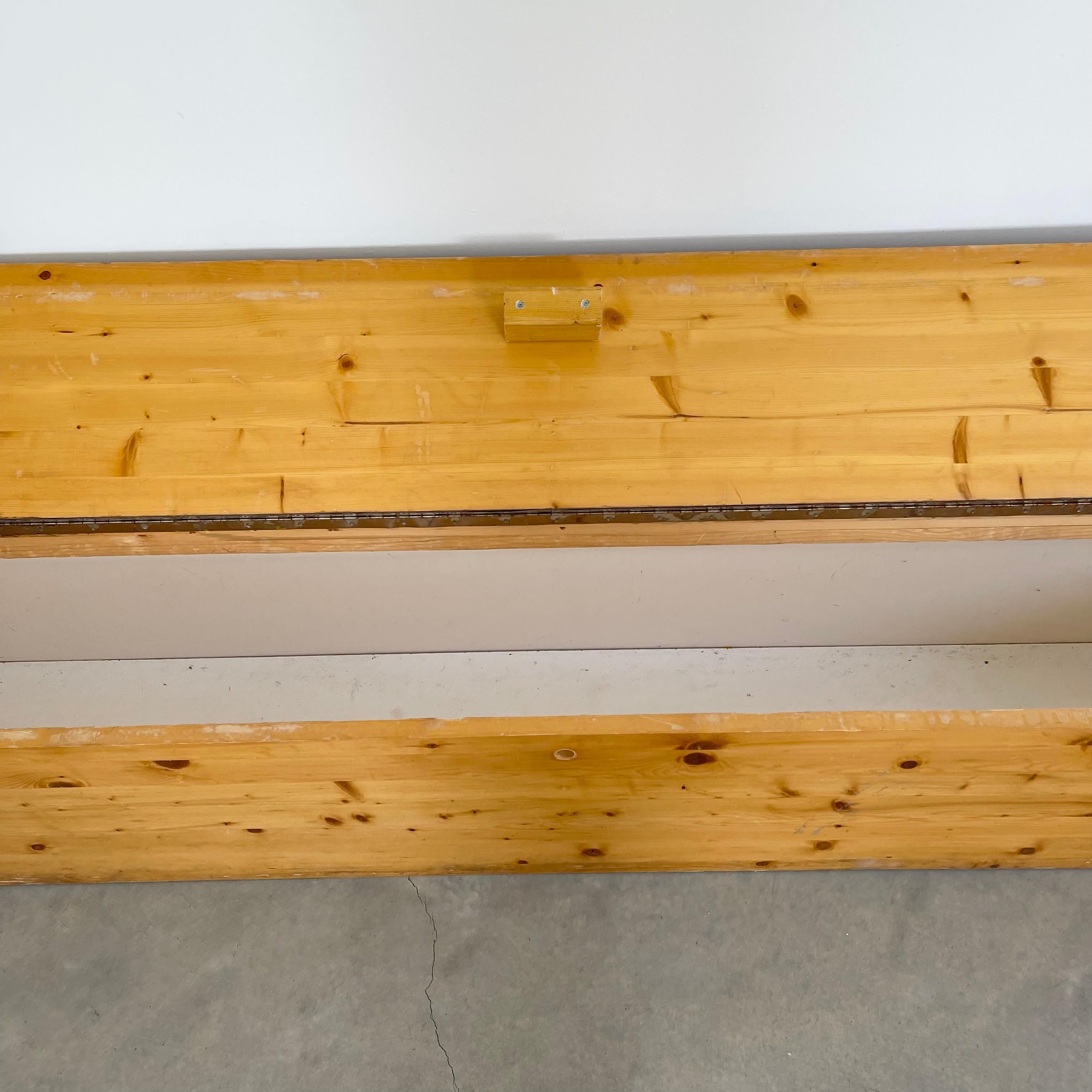 Monumental Charlotte Perriand Pine Storage Bench for Les Arcs, 1960s For Sale 4