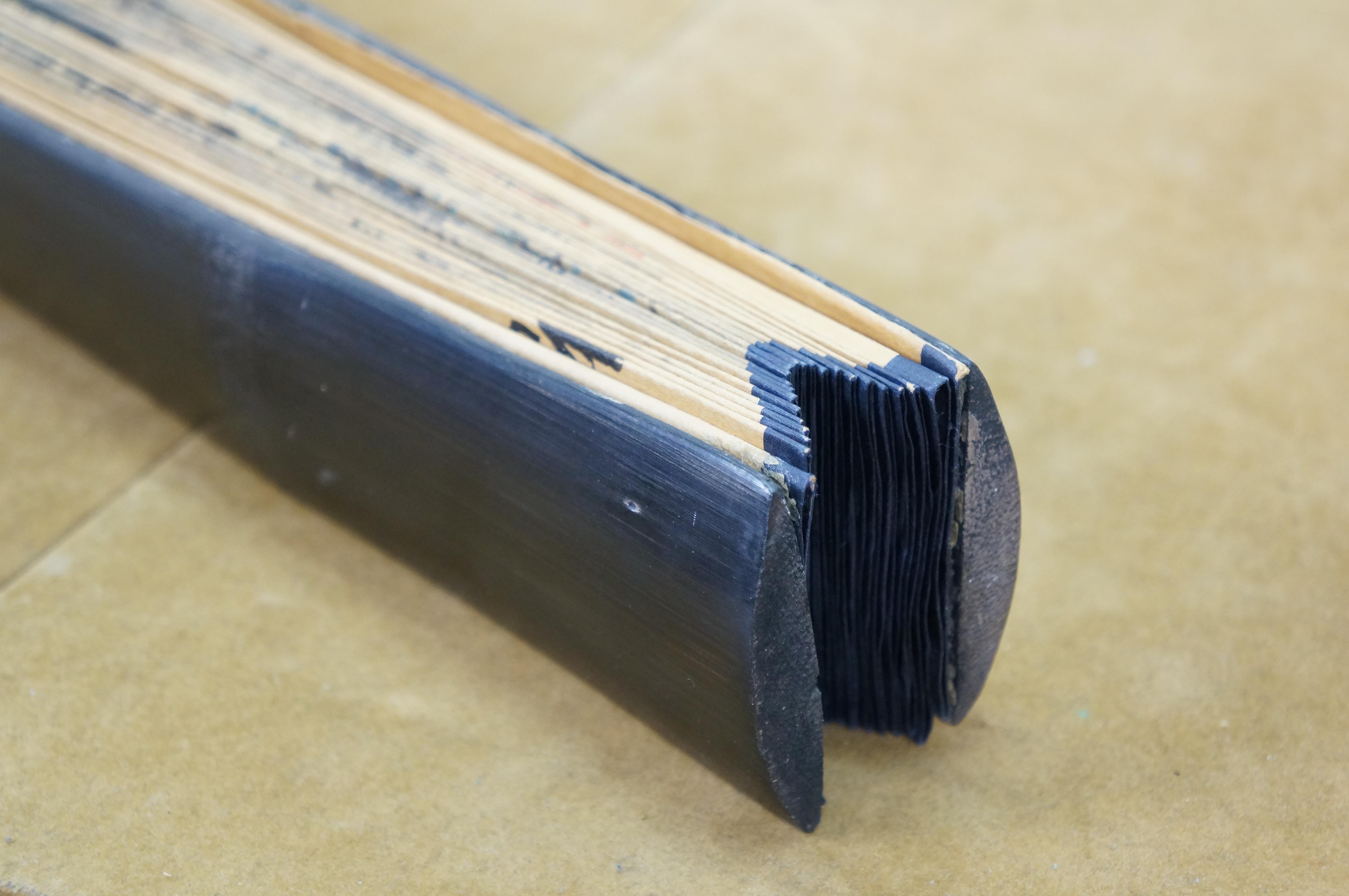 Abanico Monumental Plegable Caligrafía China Paisaje de Aldea Montañosa 74 Chino en venta