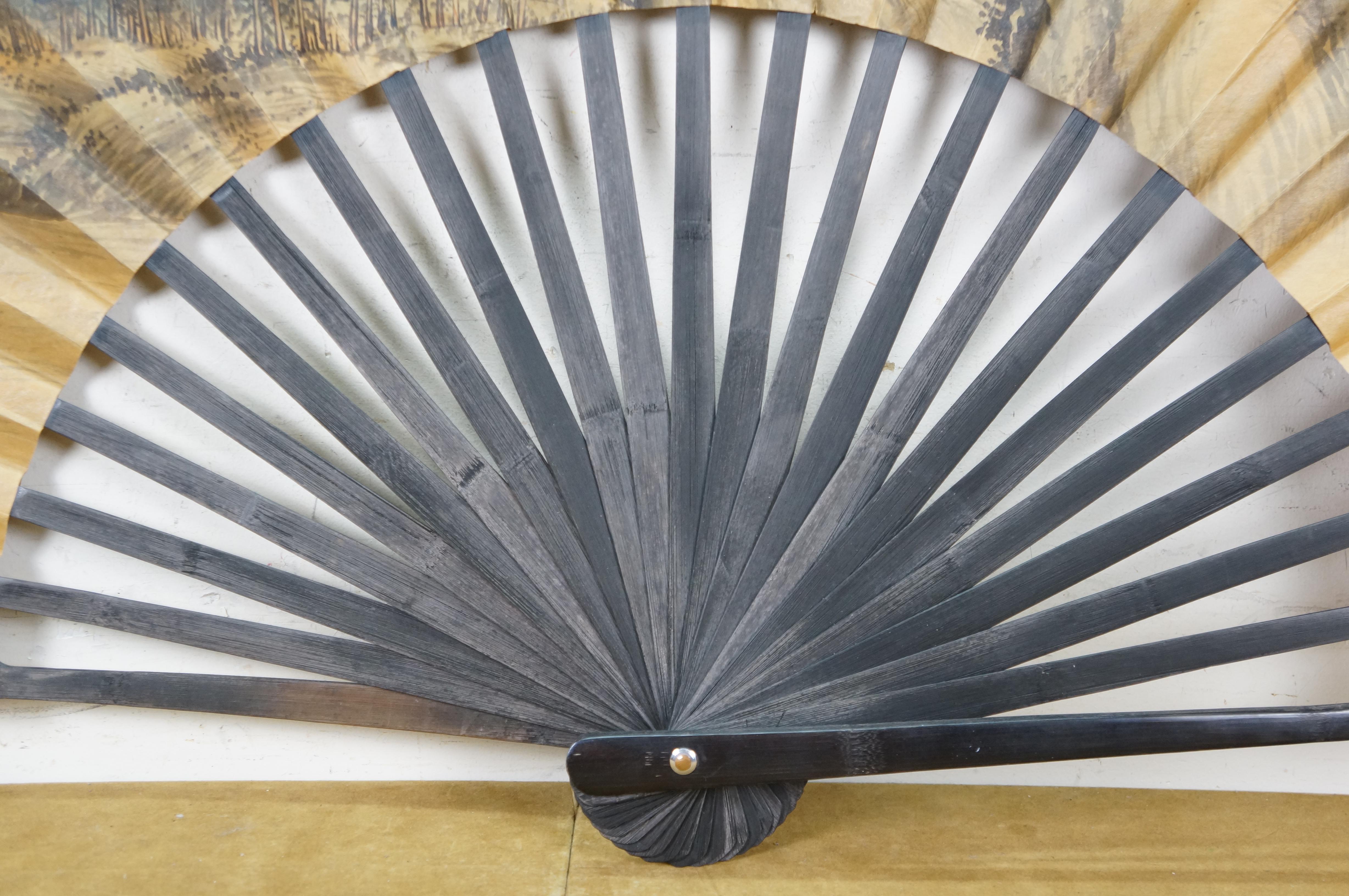 Abanico Monumental Plegable Caligrafía China Paisaje de Aldea Montañosa 74 siglo XX en venta