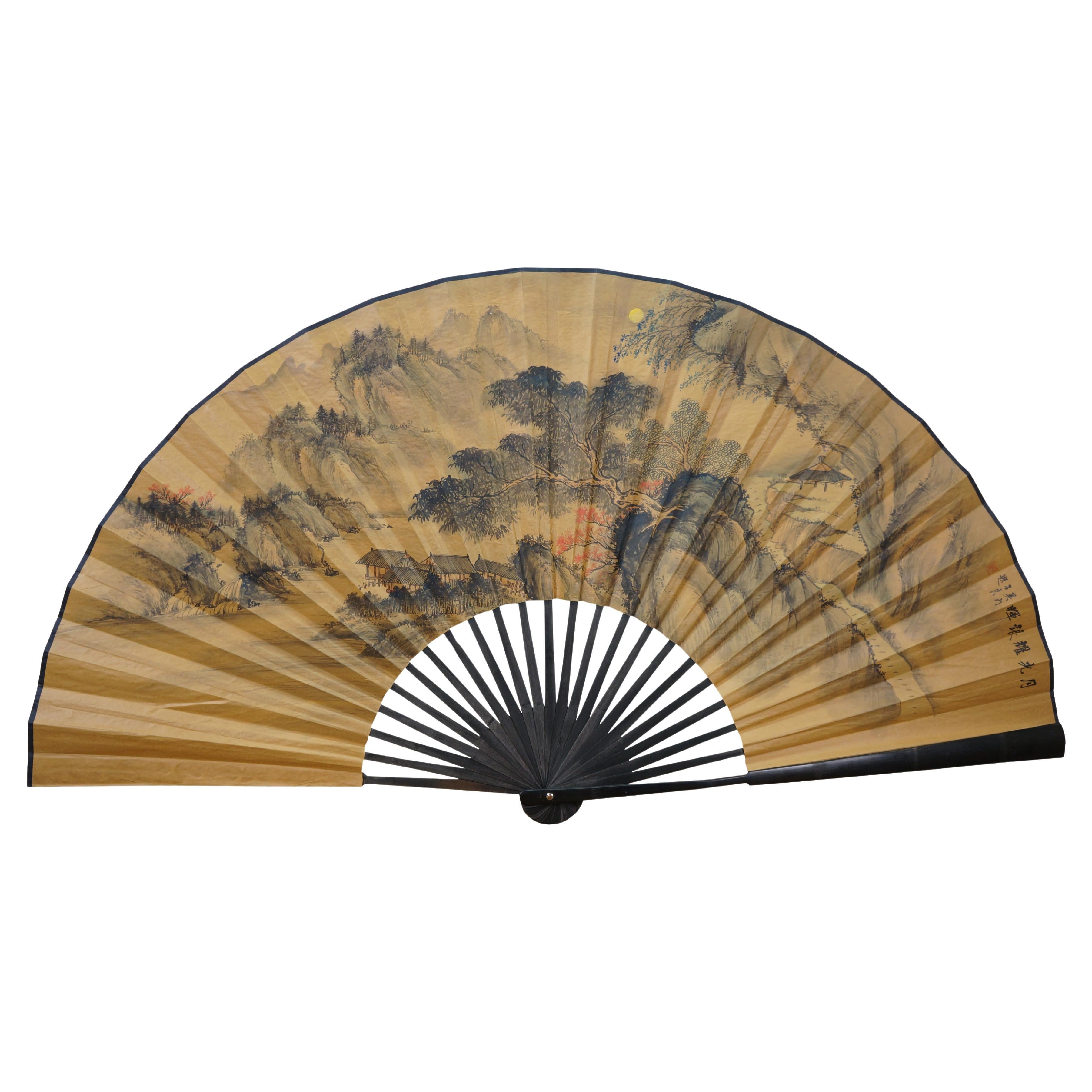 Eventail pliant monumental en calligraphie chinoise avec paysage de village de montagne 74".
