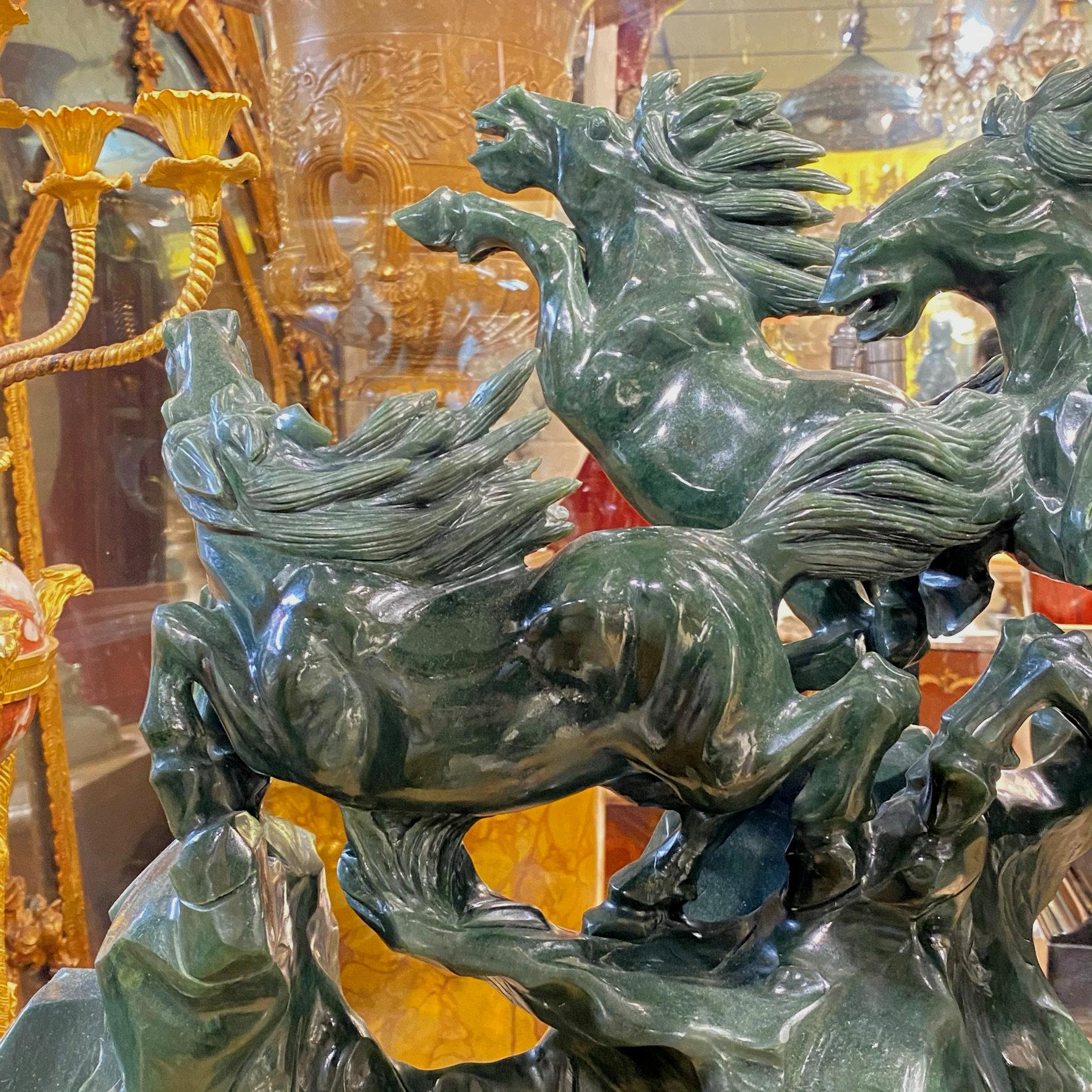 Monumentale chinesische geschnitzte Jadeit-Pferde auf dem originalen Holzsockel.