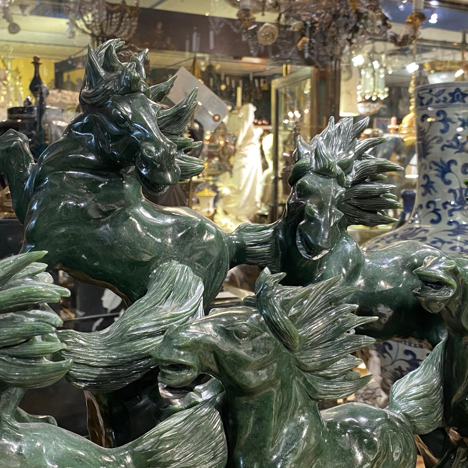 Monumentale chinesische geschnitzte Jadeit-Pferde (Mitte des 20. Jahrhunderts) im Angebot