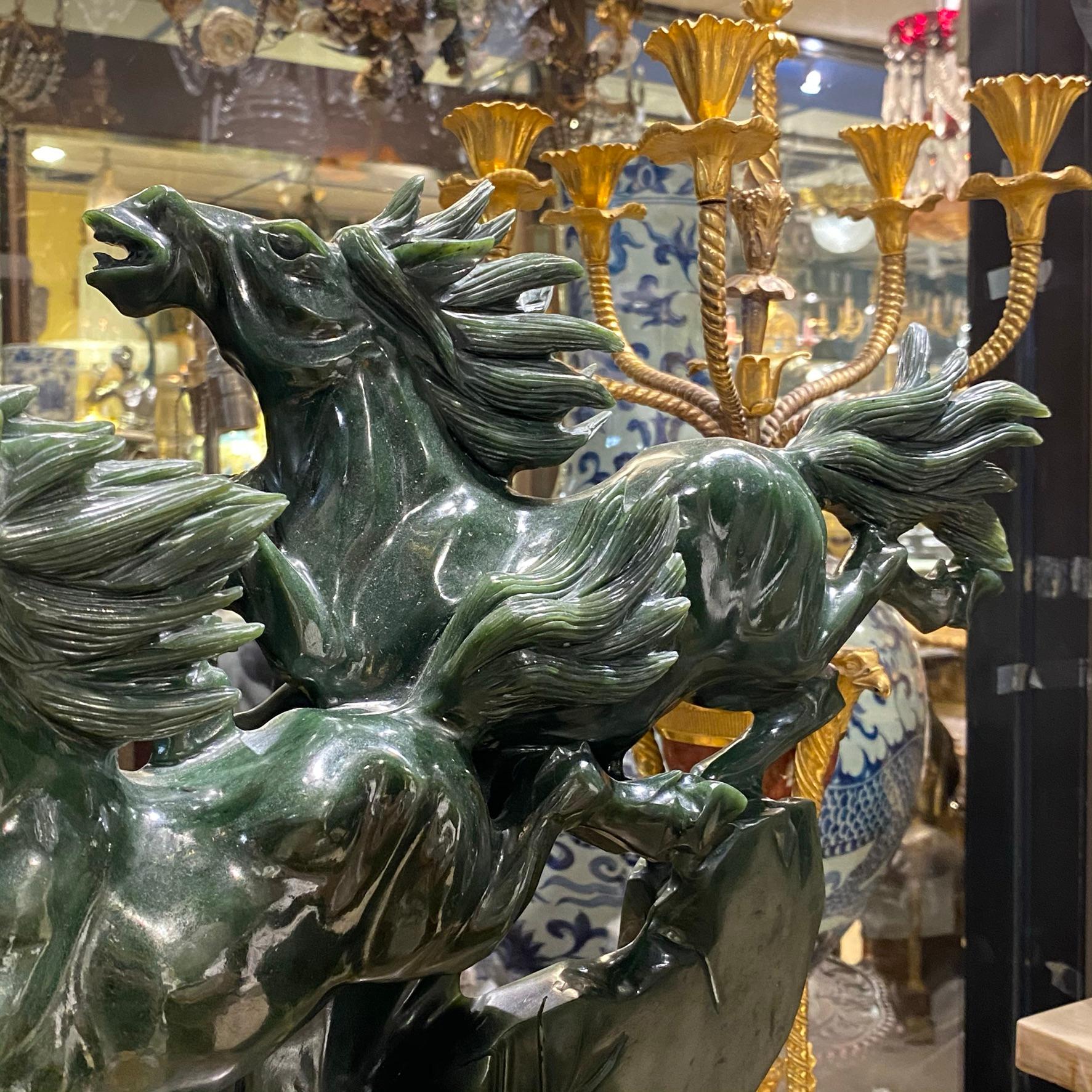 Monumentale chinesische geschnitzte Jadeit-Pferde im Angebot 1