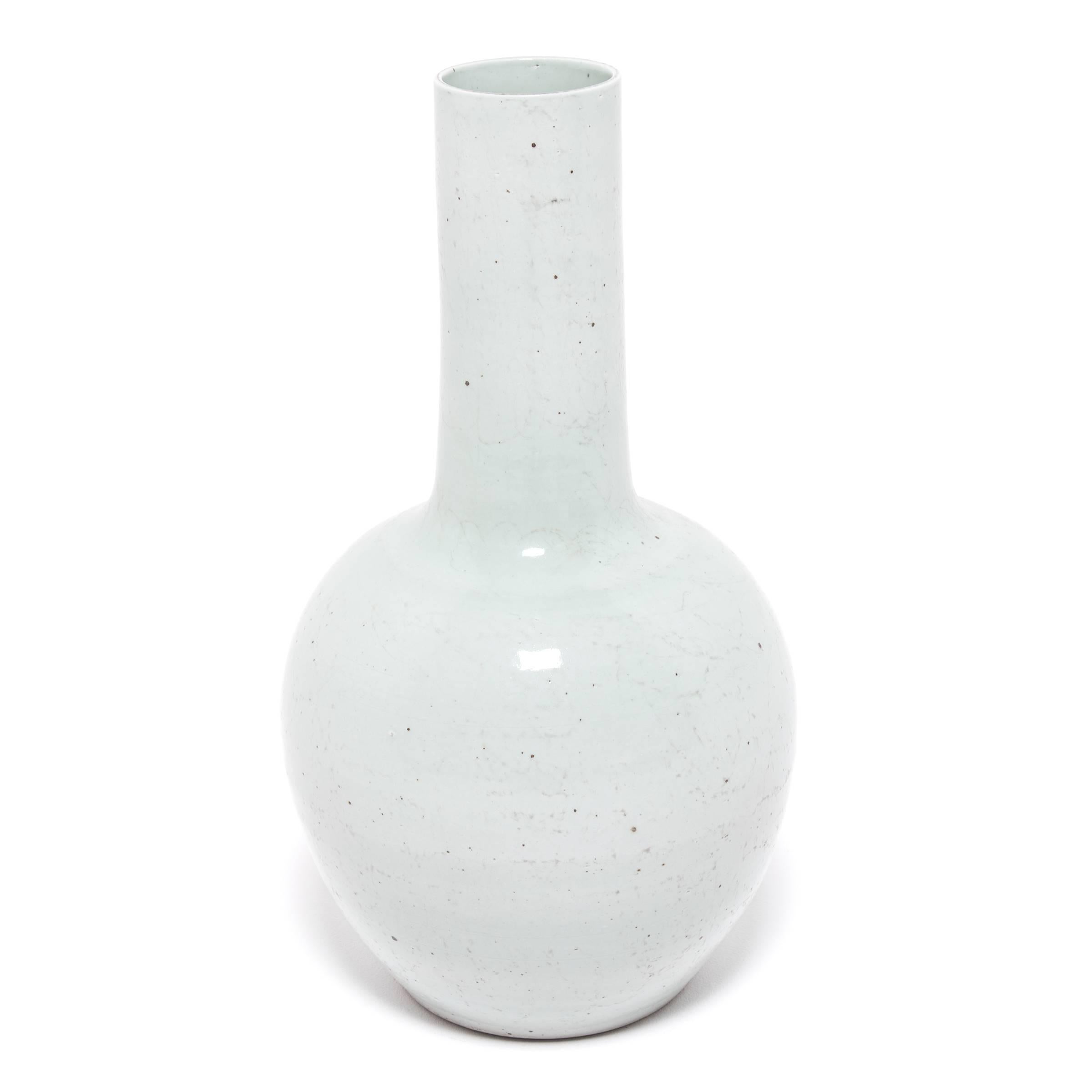 Chinois Grand vase à col roulé blanc céladon en vente