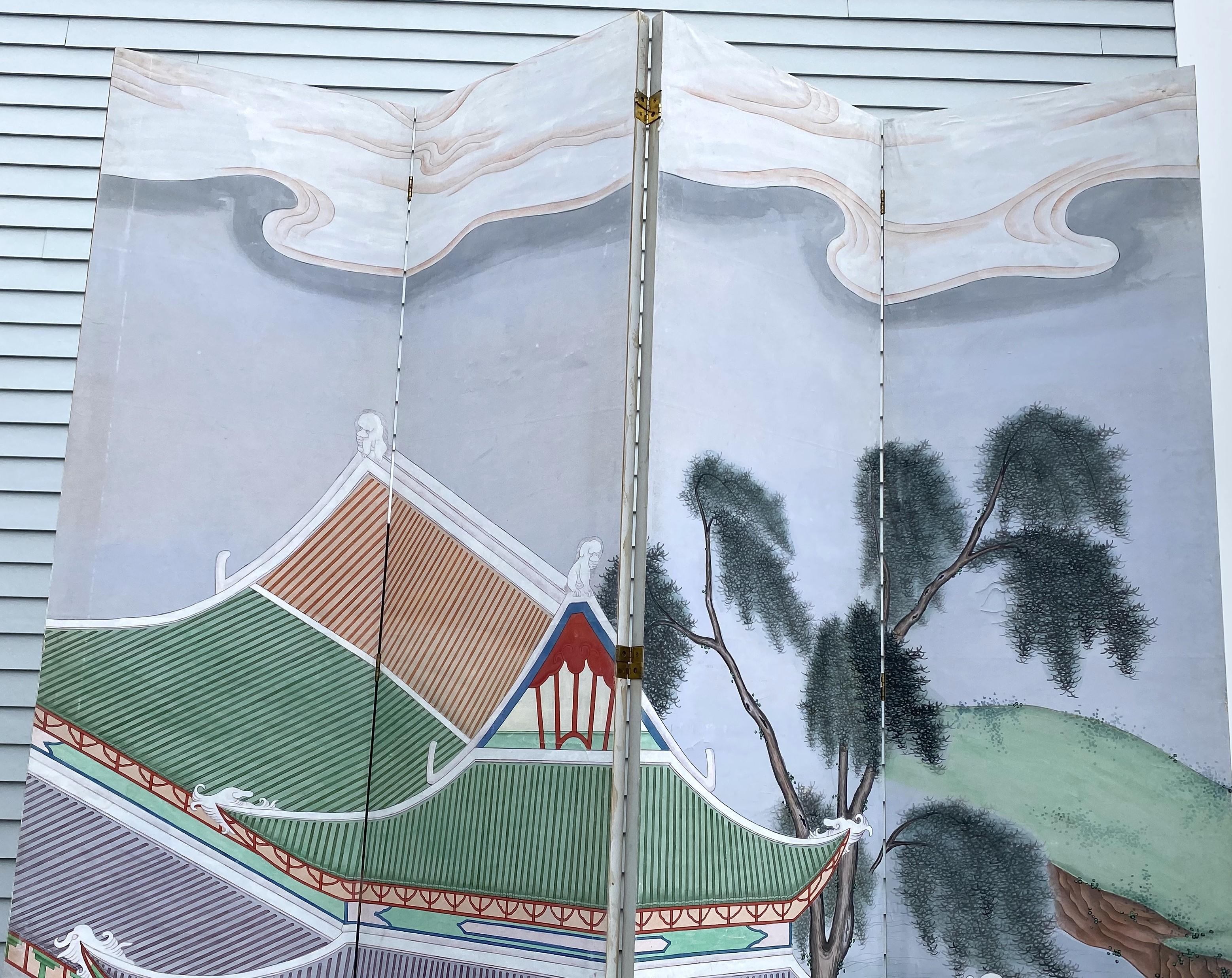 Paravent monumental chinois peint à la main sur toile polychrome et cadre en bois à quatre panneaux présentant des scènes de village et des personnages sur les deux côtés, avec des collines ondulantes et des arbres. Le paravent date du début ou du