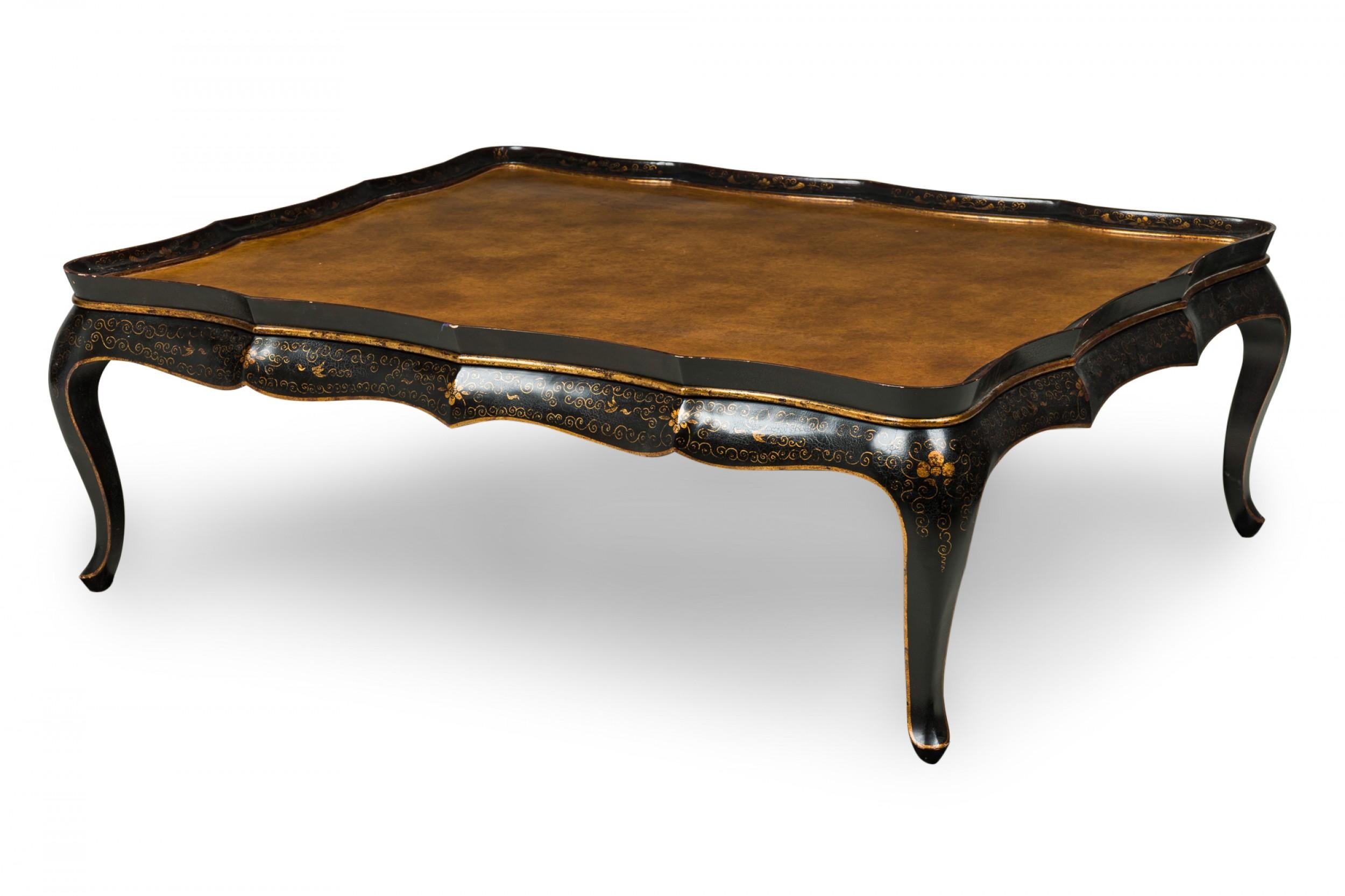 Monumentale tavolino basso d'esportazione cinese con una galleria smerlata in rilievo che circonda un piano d'appoggio dipinto in oro, circondato da un grembiule marrone scuro con dettagli floreali dipinti in oro, che poggia su quattro gambe