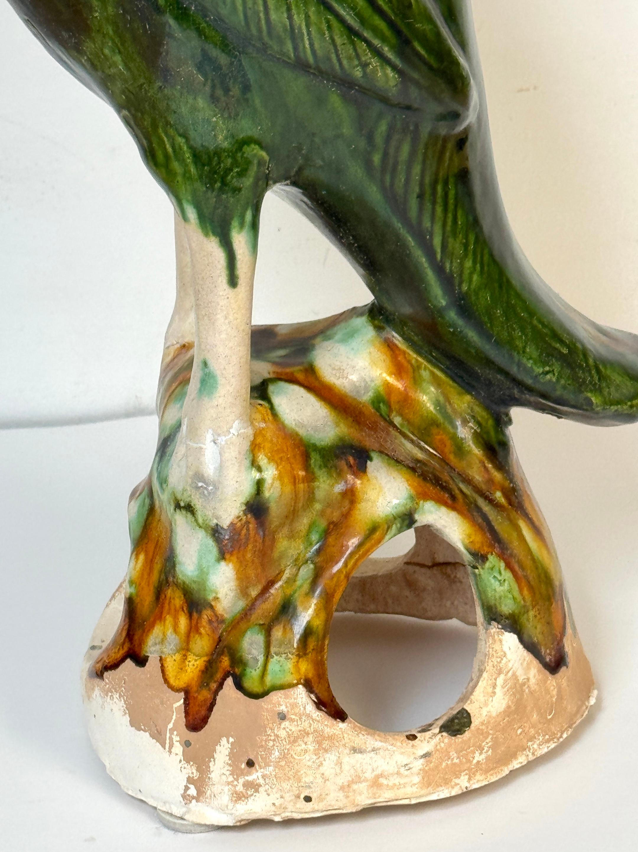Monumental loro de porcelana china de exportación vidriada Sancai verde, finales del siglo XIX en venta 3