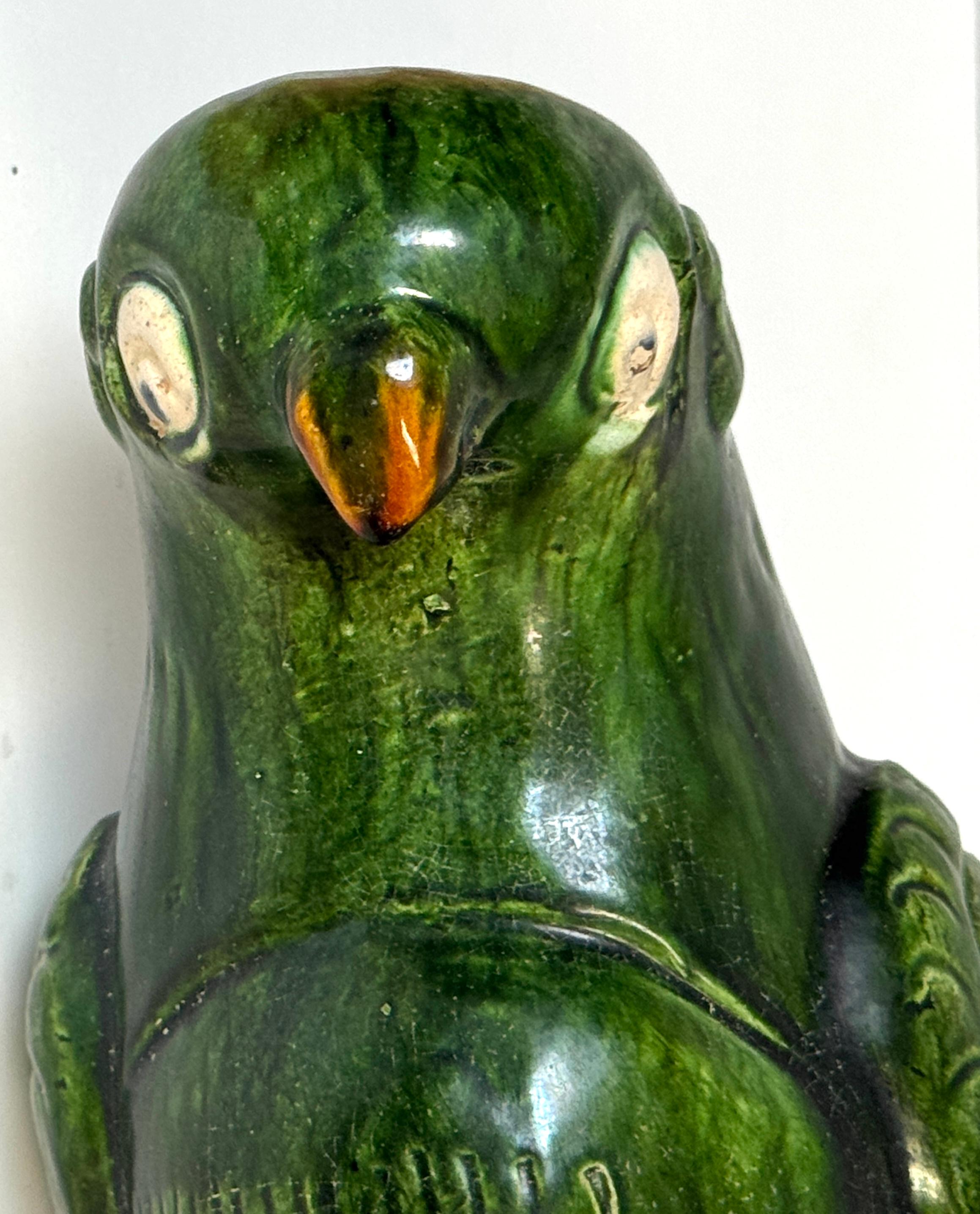 Monumental loro de porcelana china de exportación vidriada Sancai verde, finales del siglo XIX en venta 8