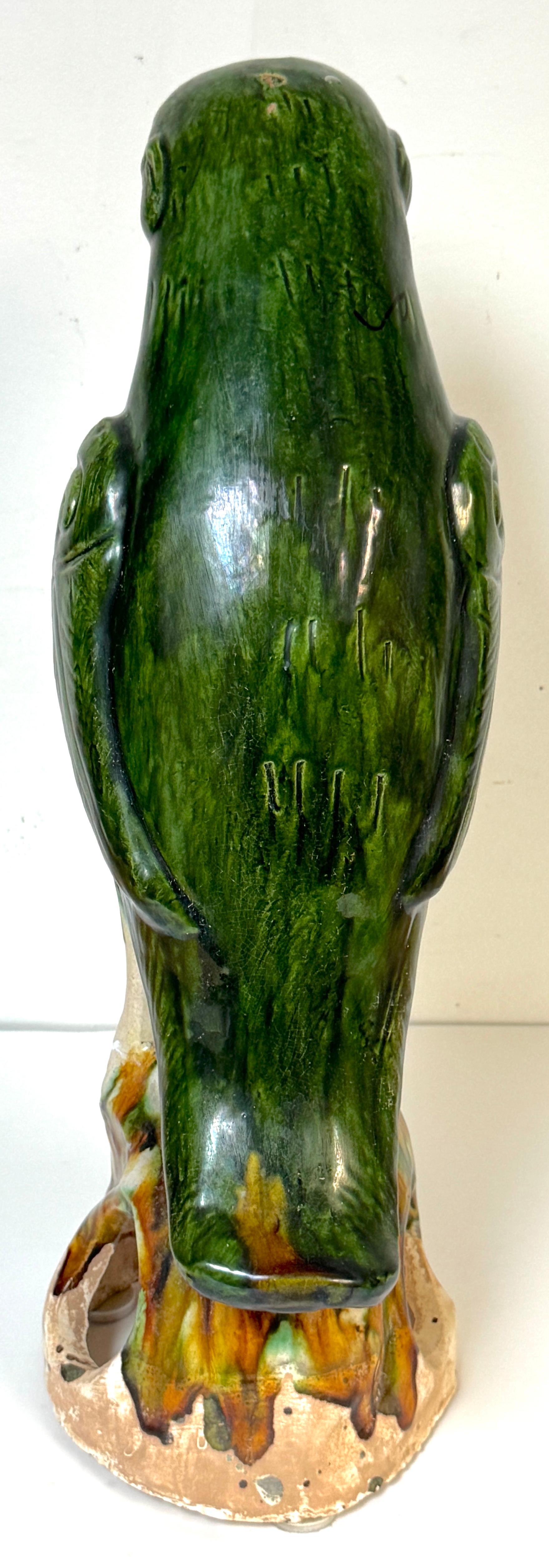 Monumental loro de porcelana china de exportación vidriada Sancai verde, finales del siglo XIX Cerámico en venta