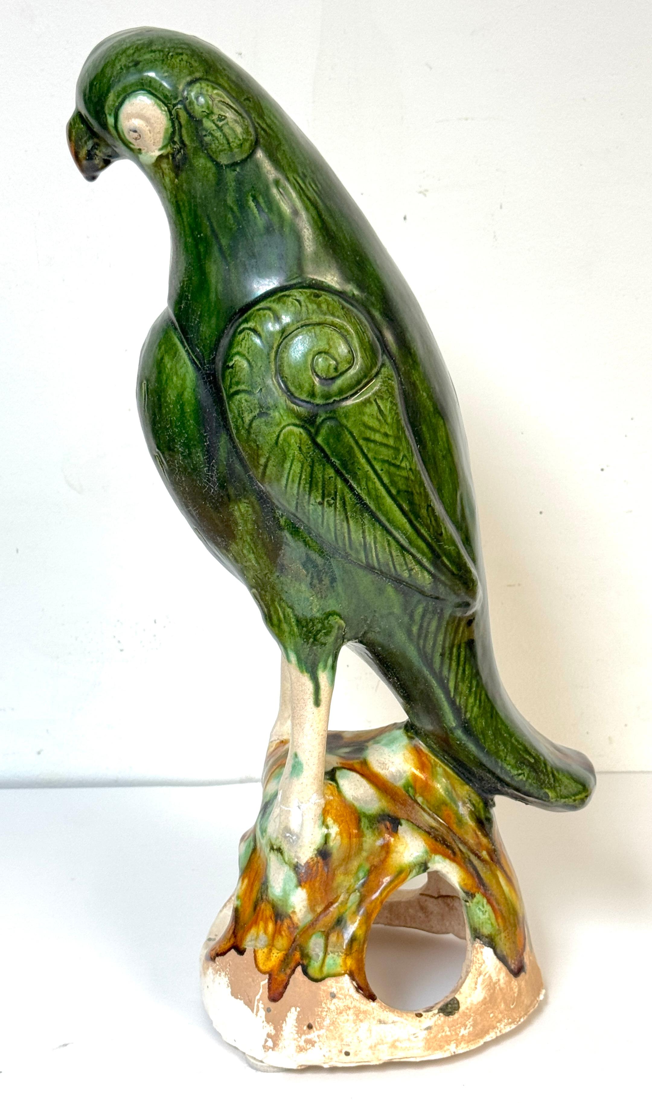 Monumental loro de porcelana china de exportación vidriada Sancai verde, finales del siglo XIX en venta 2