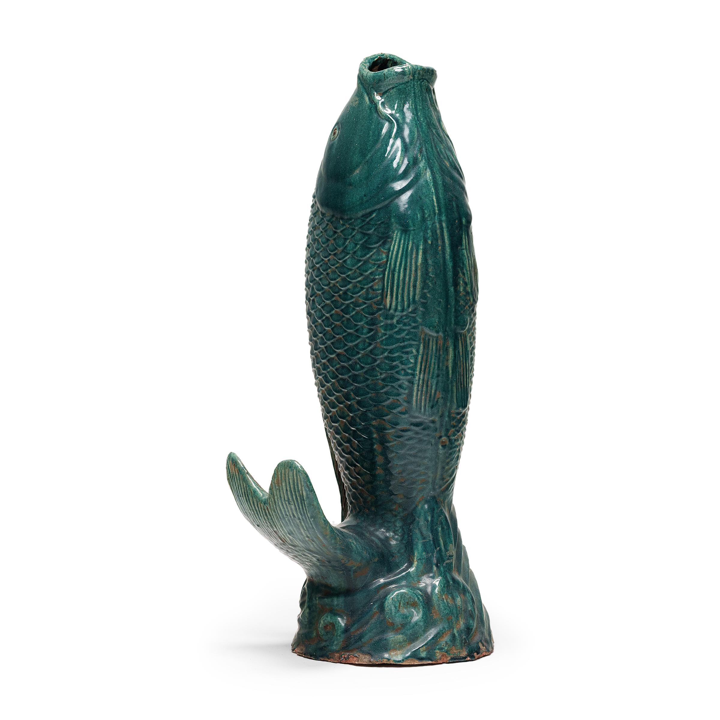 Questa scultura monumentale di pesce in ceramica è un gioco di parole che significa 