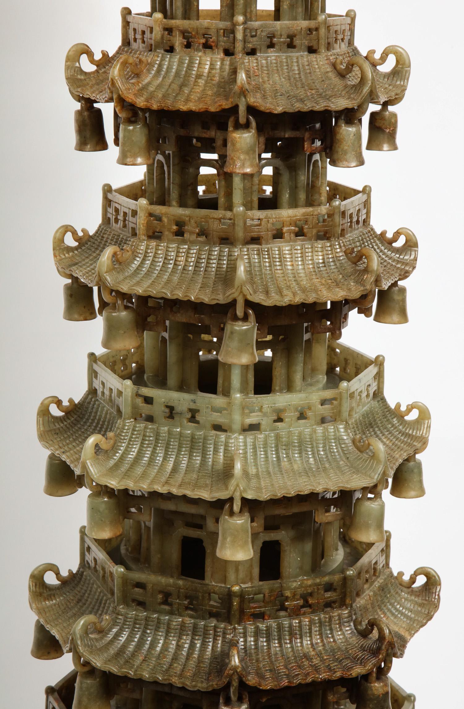 Encensoir pagode monumental chinois en jade serpentin sculpté, début du 20e siècle 1