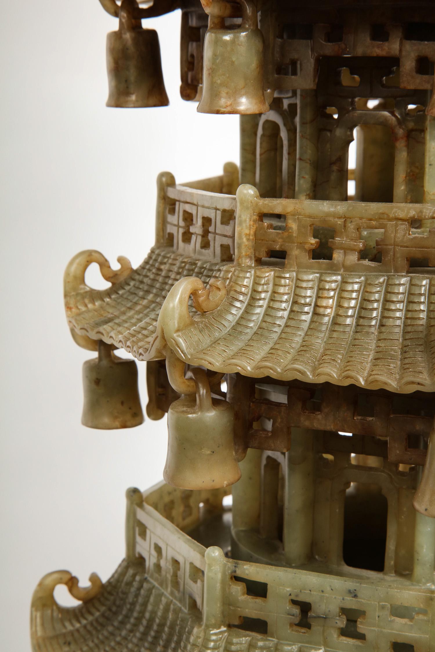 Encensoir pagode monumental chinois en jade serpentin sculpté, début du 20e siècle 2