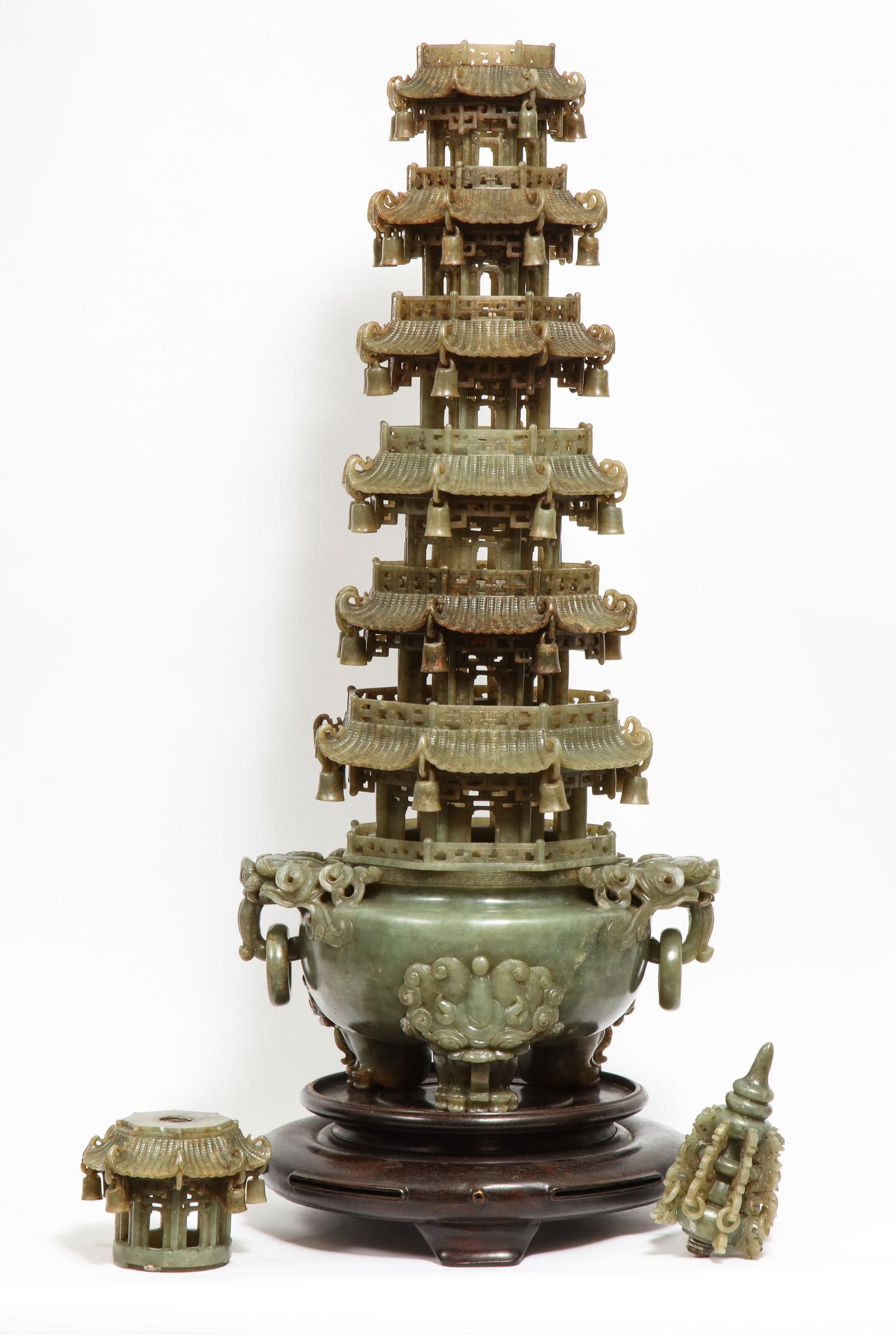 Encensoir pagode monumental chinois en jade serpentin sculpté, début du 20e siècle 3