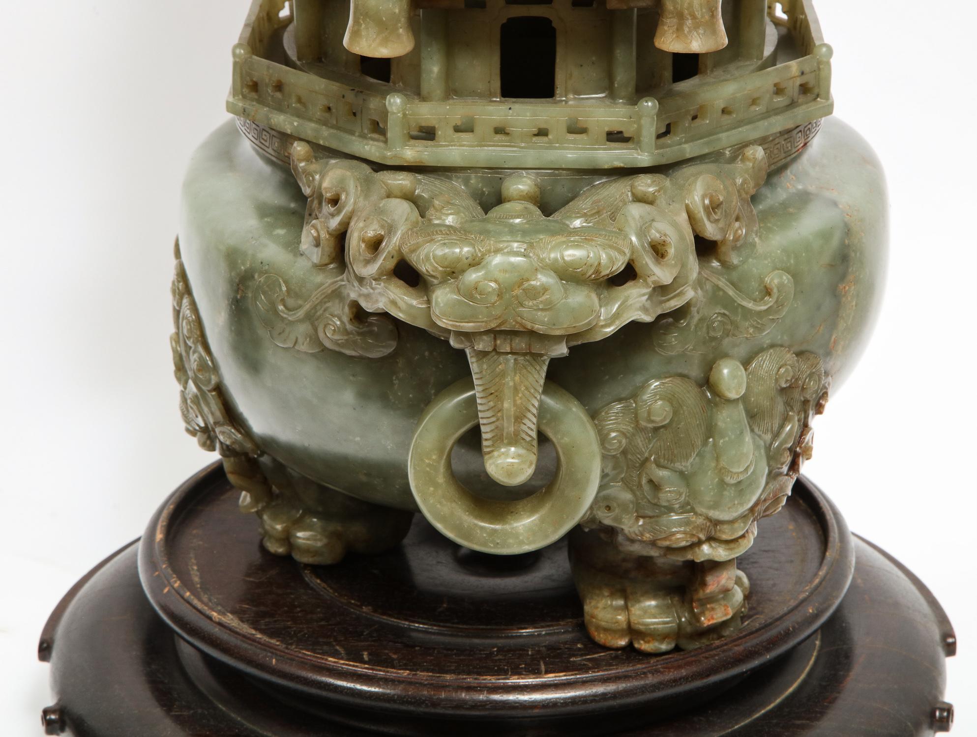 Encensoir pagode monumental chinois en jade serpentin sculpté, début du 20e siècle 5