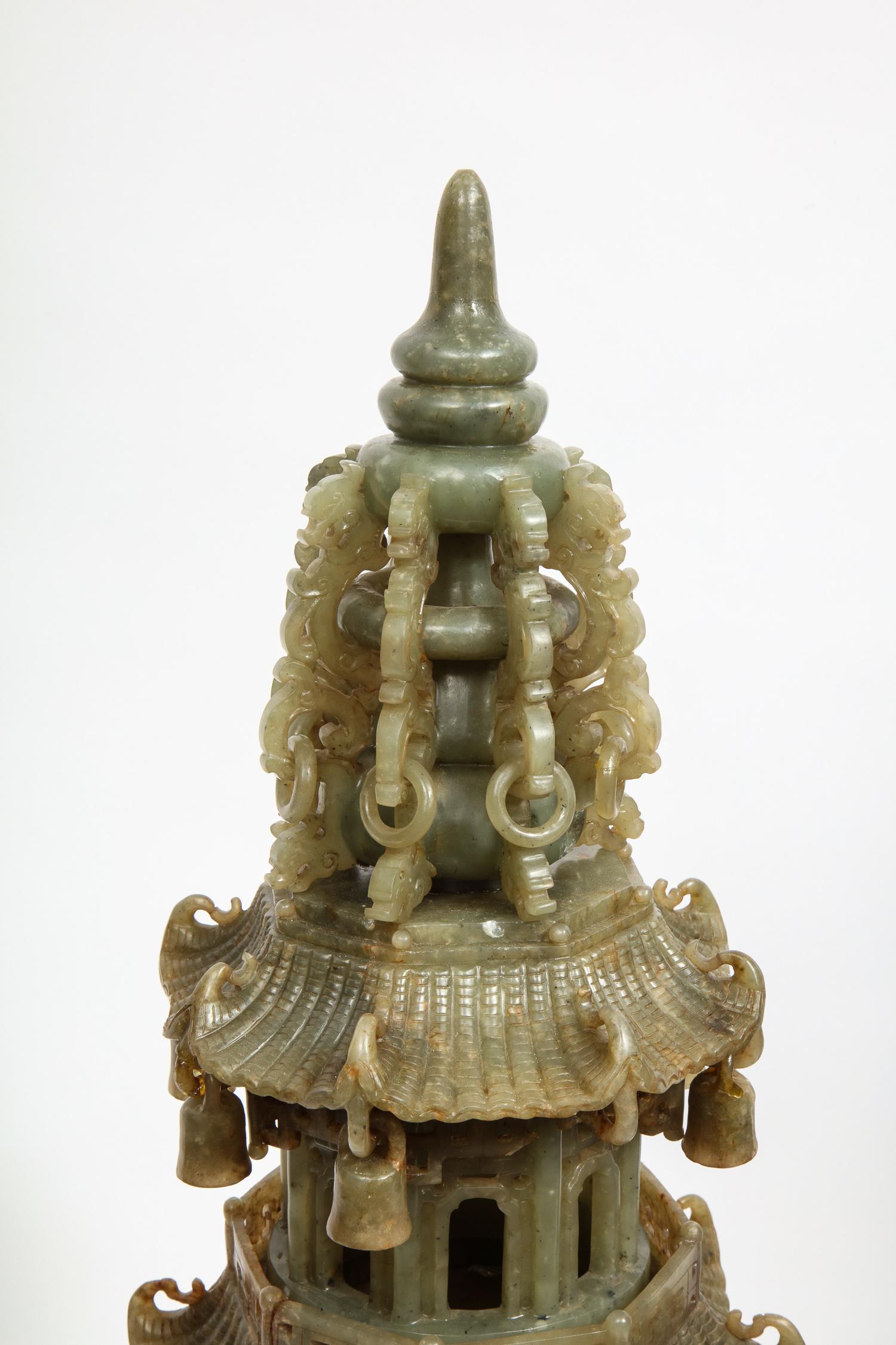 Encensoir pagode monumental chinois en jade serpentin sculpté, début du 20e siècle 8