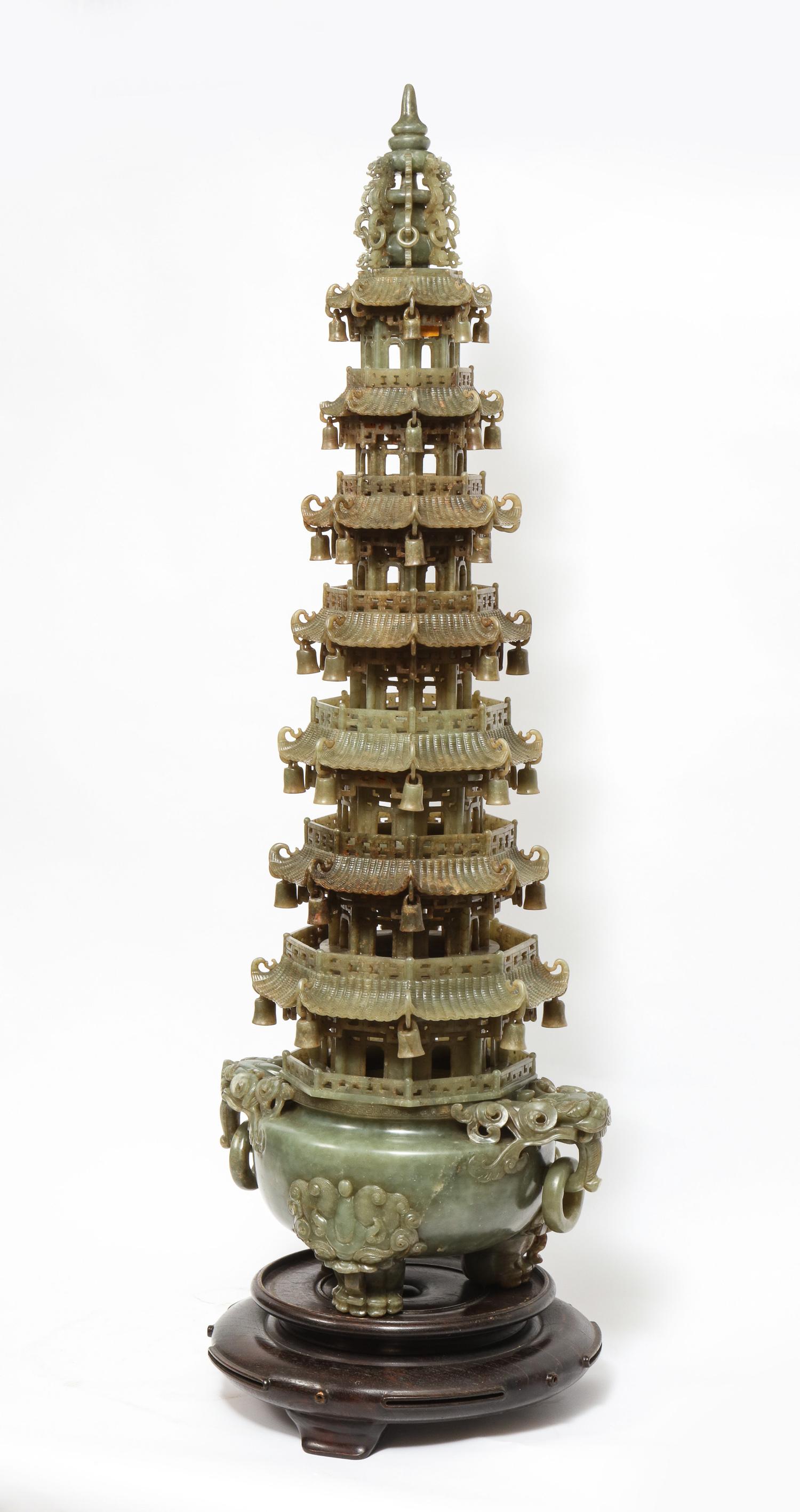 Qing Encensoir pagode monumental chinois en jade serpentin sculpté, début du 20e siècle