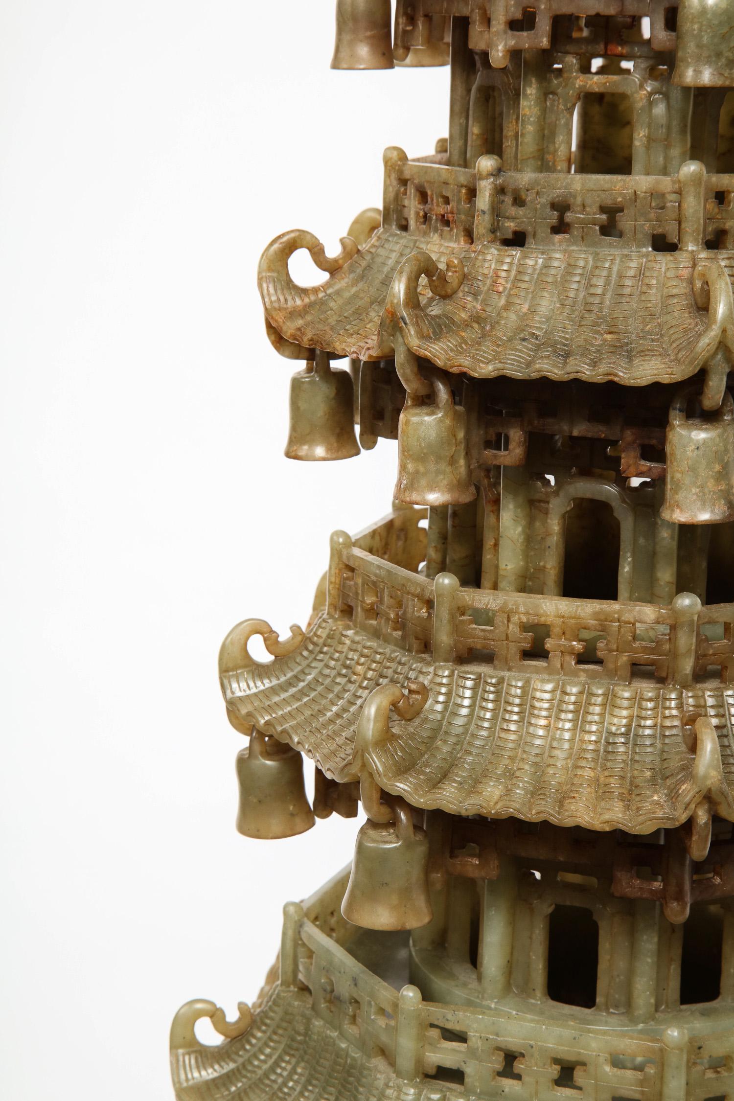Chinois Encensoir pagode monumental chinois en jade serpentin sculpté, début du 20e siècle