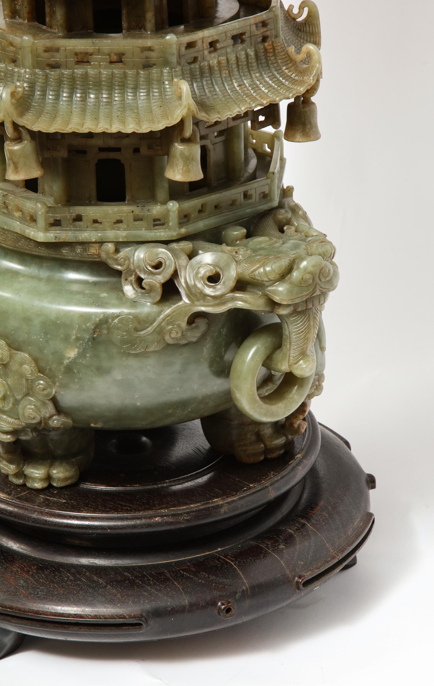 20ième siècle Encensoir pagode monumental chinois en jade serpentin sculpté, début du 20e siècle