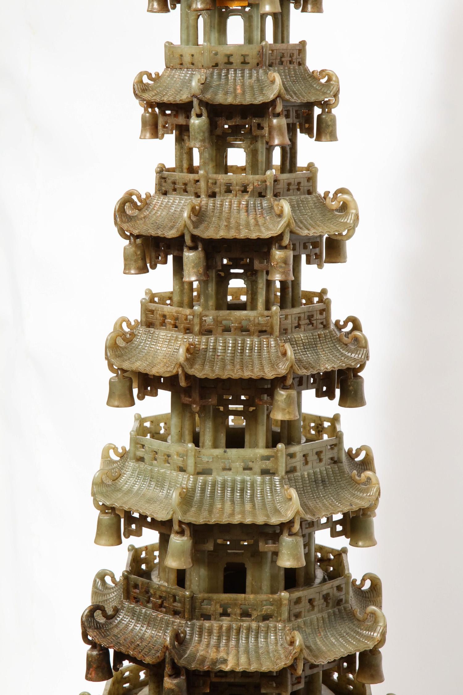 Serpentinite Encensoir pagode monumental chinois en jade serpentin sculpté, début du 20e siècle