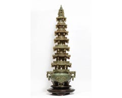 Monumental Pagoda China de Jade Verde Translúcido Tallado en Serpentina